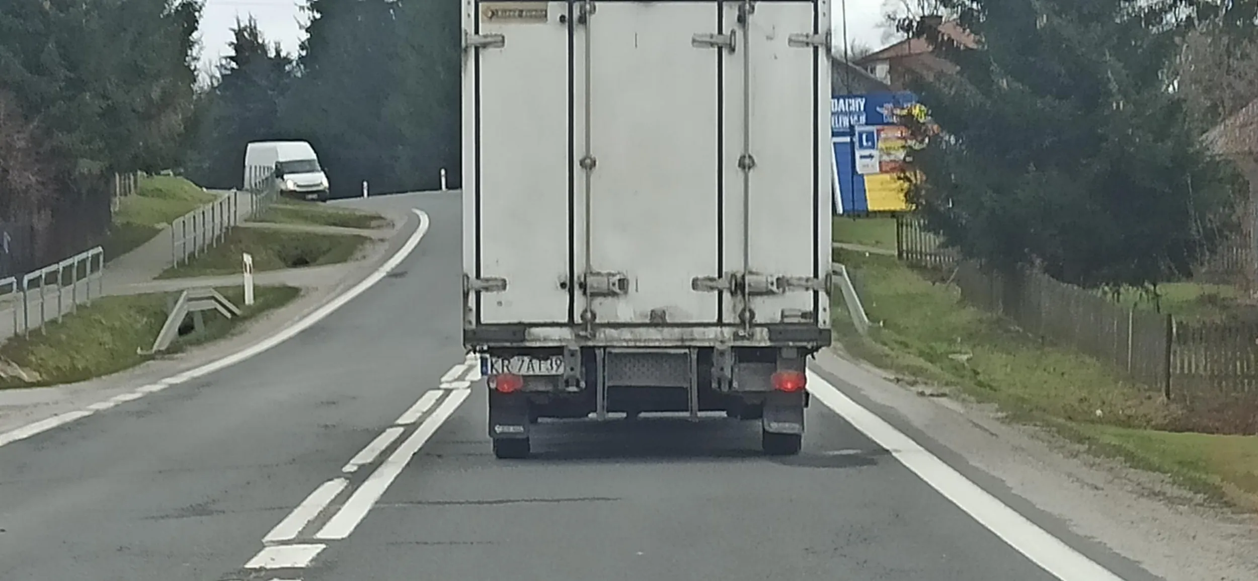 Jak juz zwalniasz przed przejsciem, to sie juz zatrzymaj, a nie przejeżdżasz na luzie, dziewczyna czeka na przejsciu. Ale w Krakowie wszędzie sa światła, wiec nie trzeba sie zatrzymywac przed przejsciem.