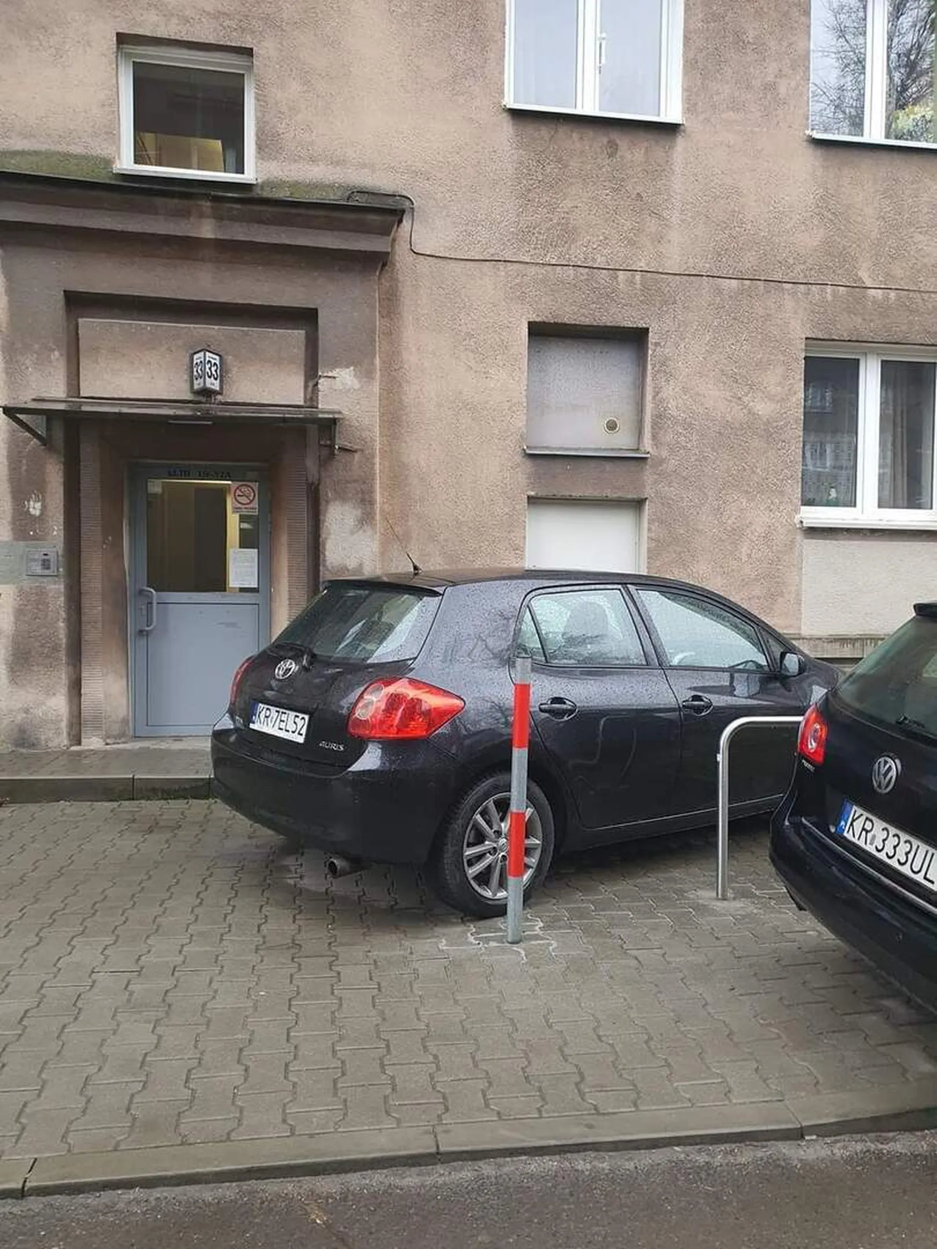 W salonie sobie zaparkuj półmózgu