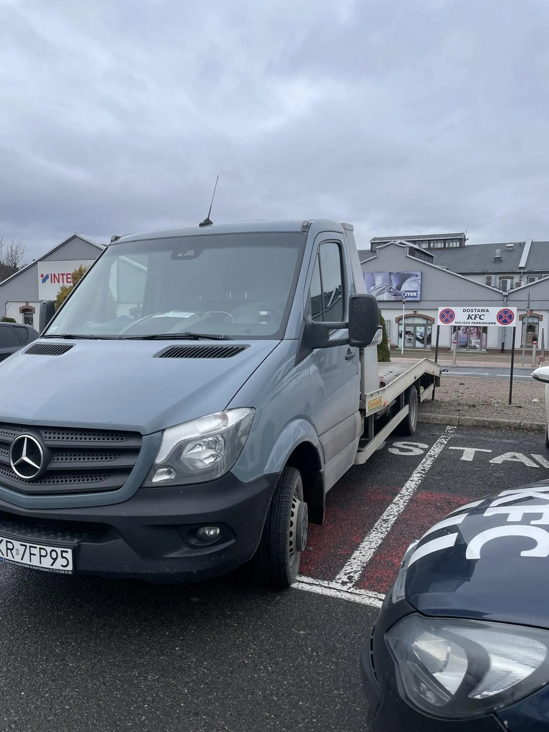 Laweciarz nie umiejący parkować rozbił lampę swą oraz skrzywił słupek Parkuje na zakazie bo biedaczka nóżki bolą