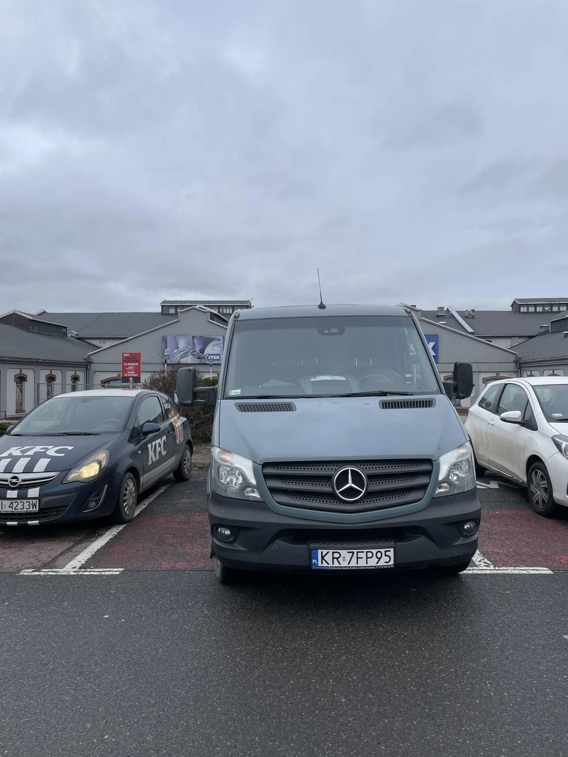 Laweciarz nie umiejący parkować rozbił lampę swą oraz skrzywił słupek Parkuje na zakazie bo biedaczka nóżki bolą