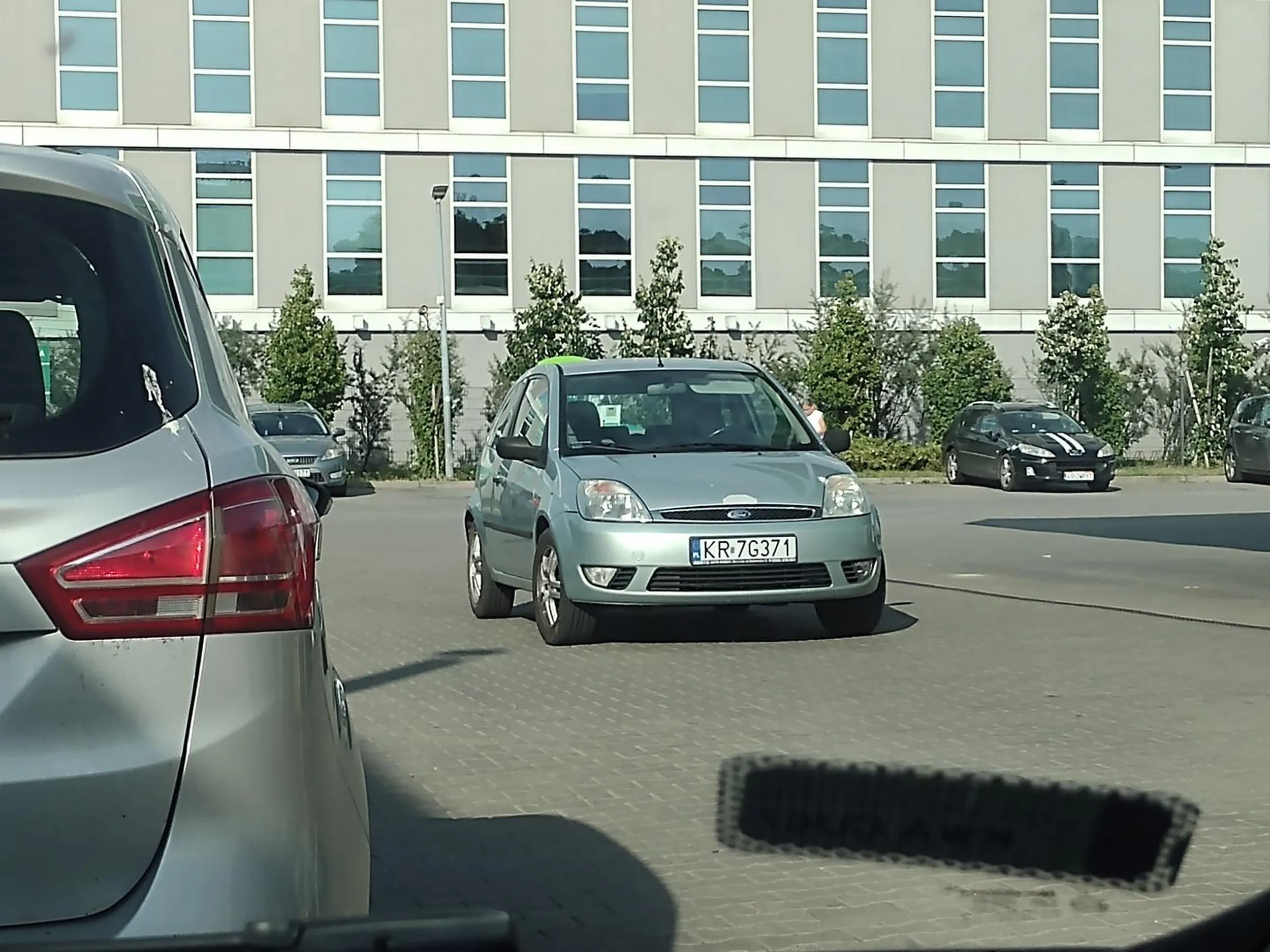 Starszemu Panu chyba minął termin ważności na prawo jazdy bo parkować wgl nie umie