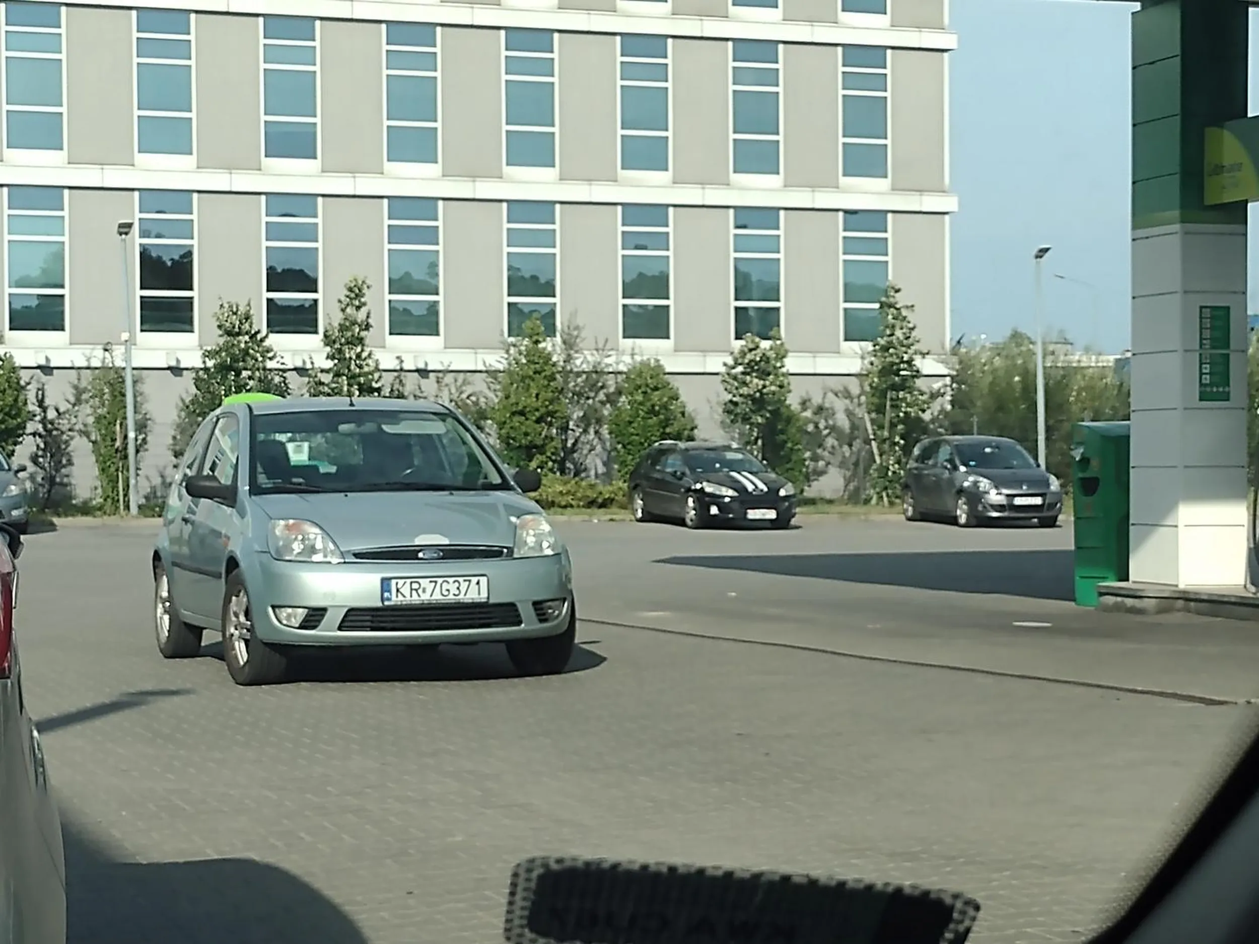 Starszemu Panu chyba minął termin ważności na prawo jazdy bo parkować wgl nie umie