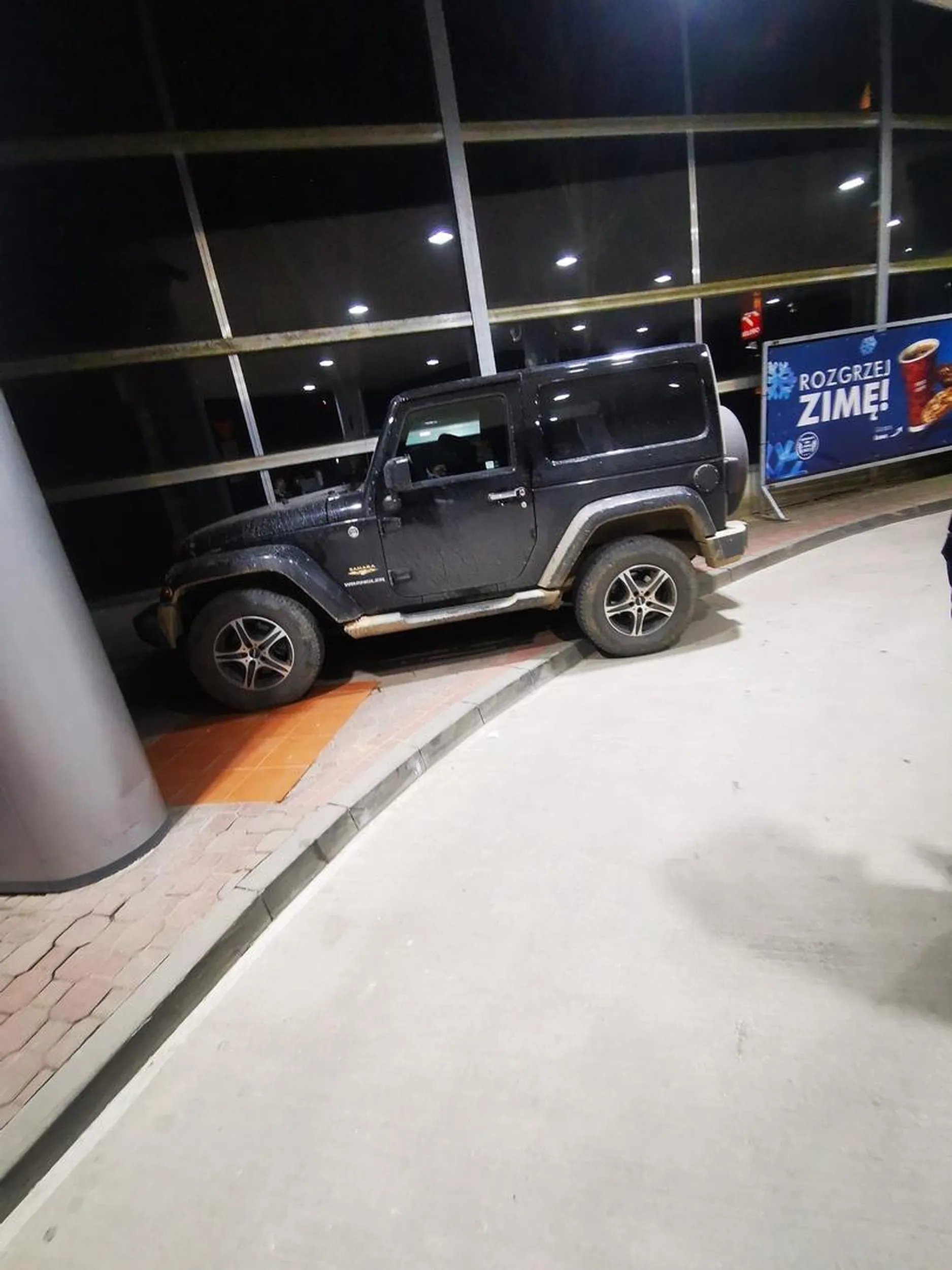 Panie kolego, tak nie parkujemy. Pozdrawiamy Zarząd Stacji Orlen