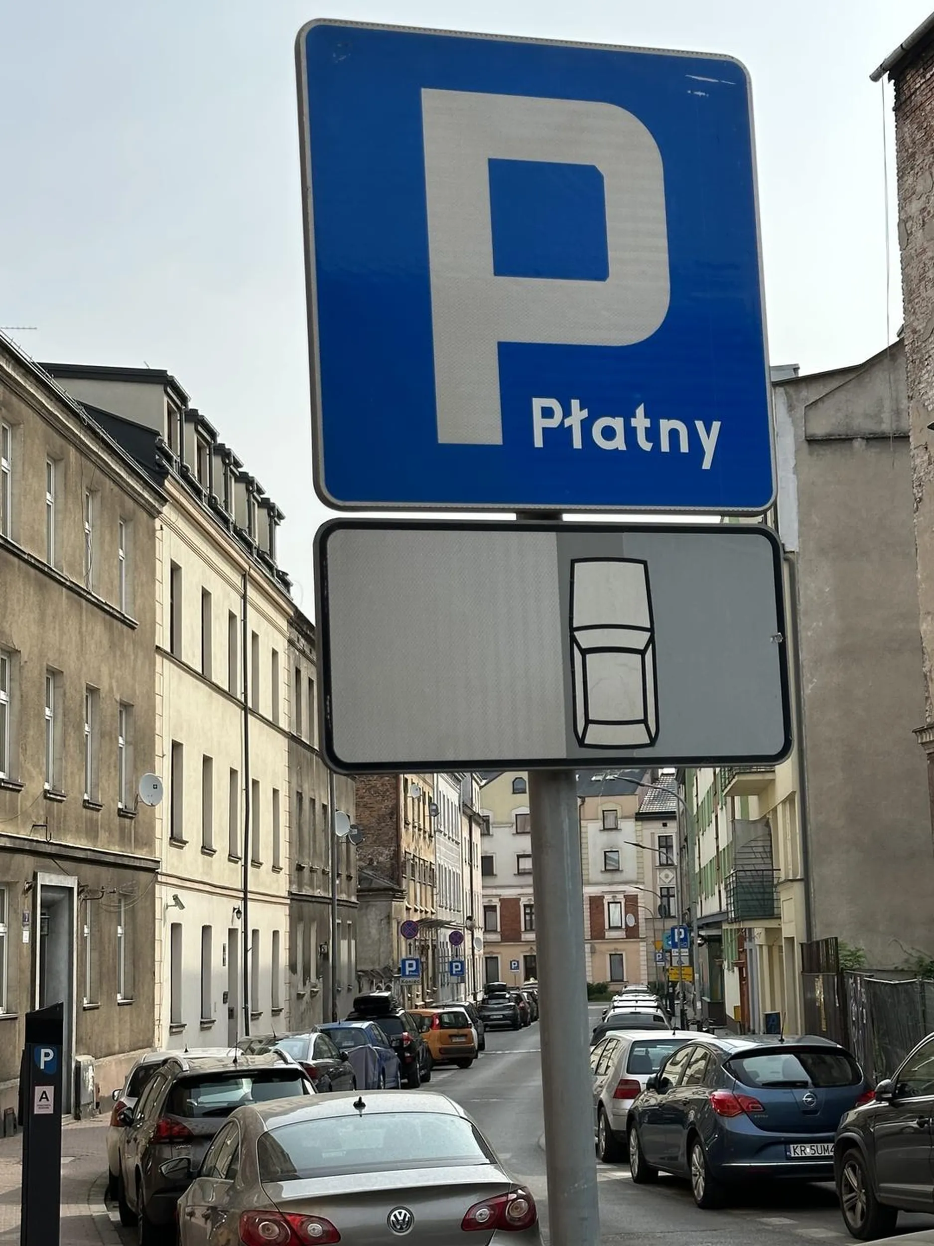Ciągle parkuje w sposób niezgodny na ul. Św Kingi, naucz się parkować babo
