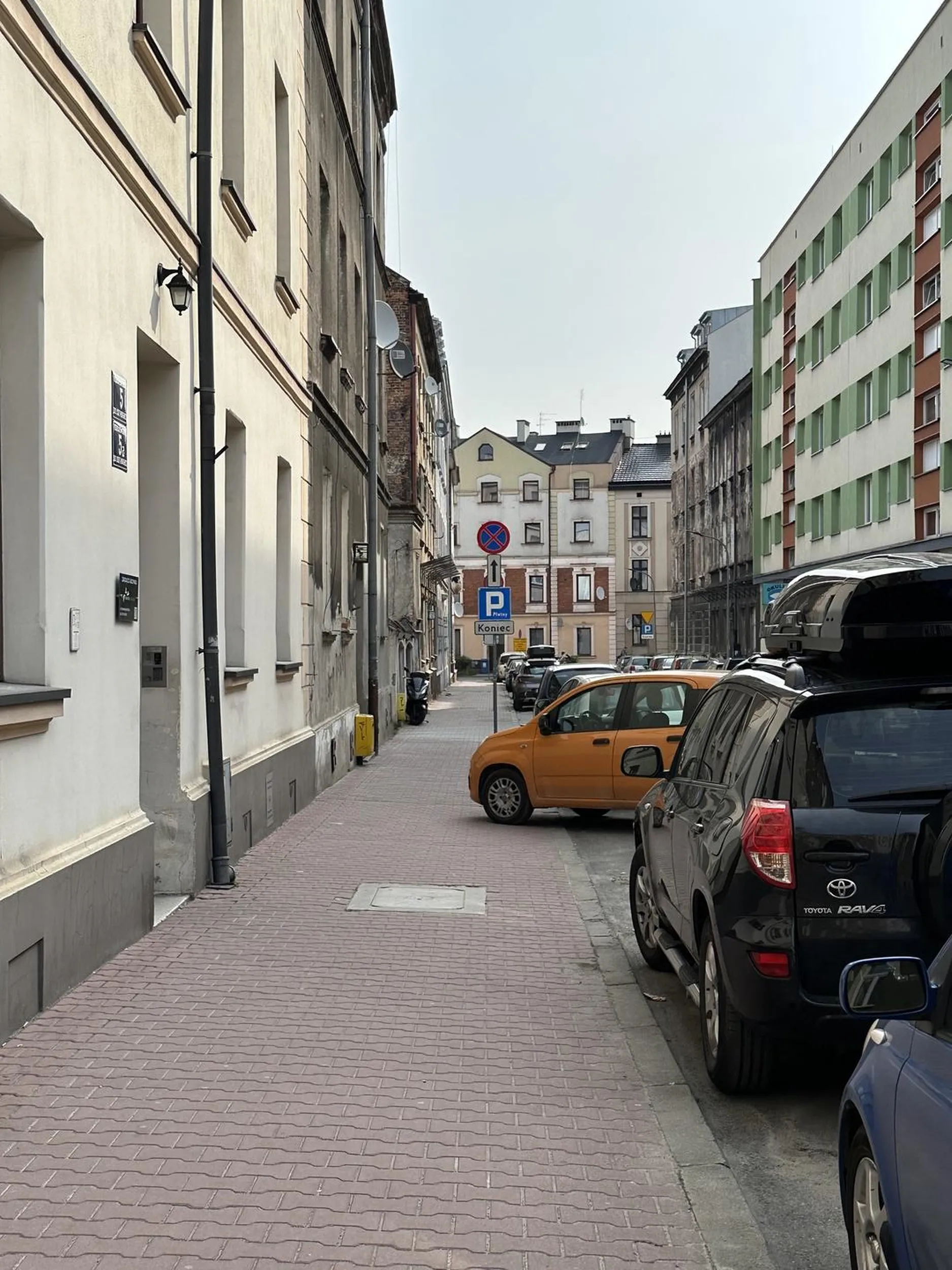 Ciągle parkuje w sposób niezgodny na ul. Św Kingi, naucz się parkować babo