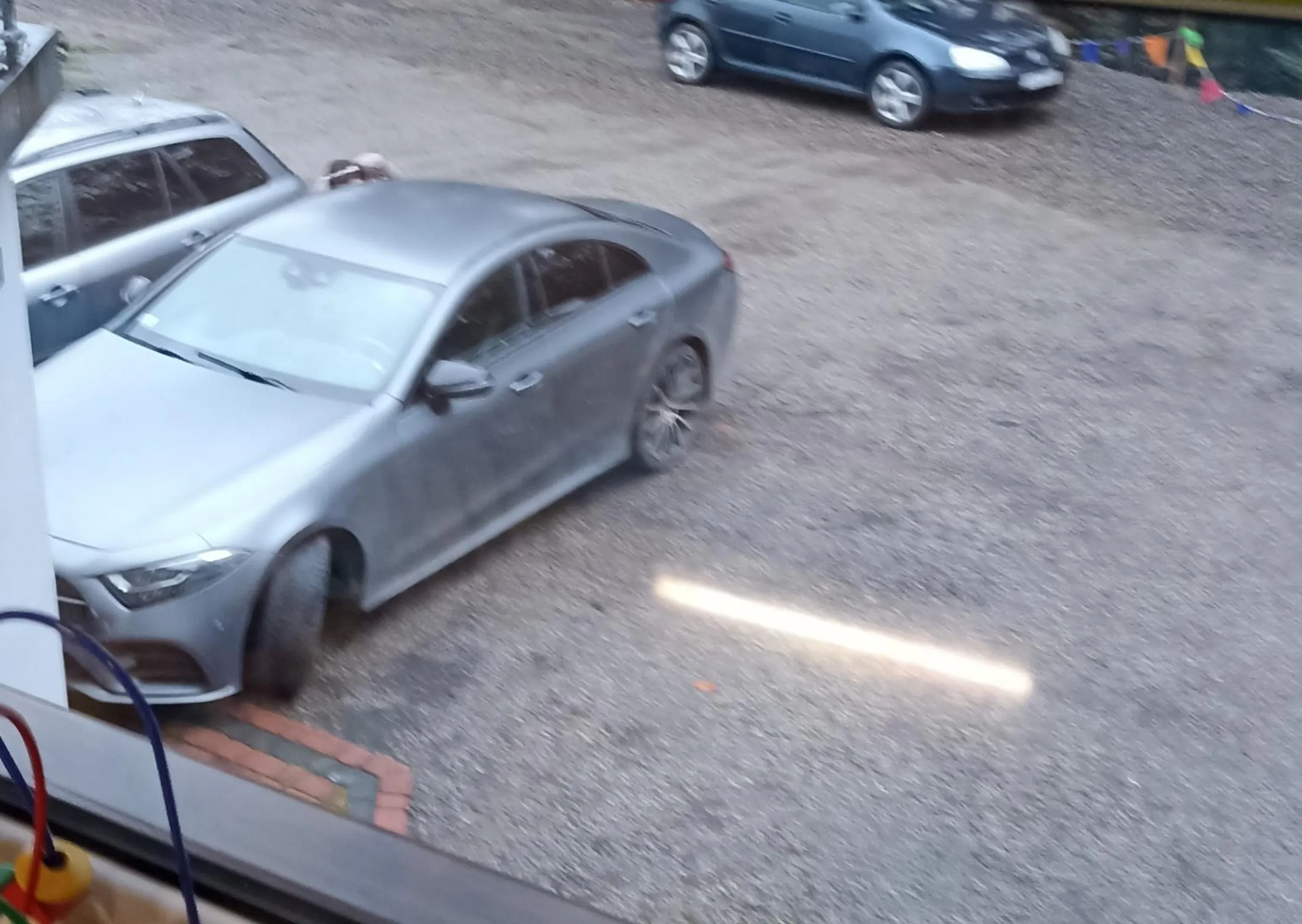 Bezczelna mamusia, której córeczka zachowuje się agresywnie w stosunku do innych dzieci, a mamunia broni jej chamskiego zachowania. Wstyd i żenada. Dziecko w wieku 9 lat które pokazuje "faka" obcym ludziom, świadczy o wychowaniu i poziomie tej rodziny.