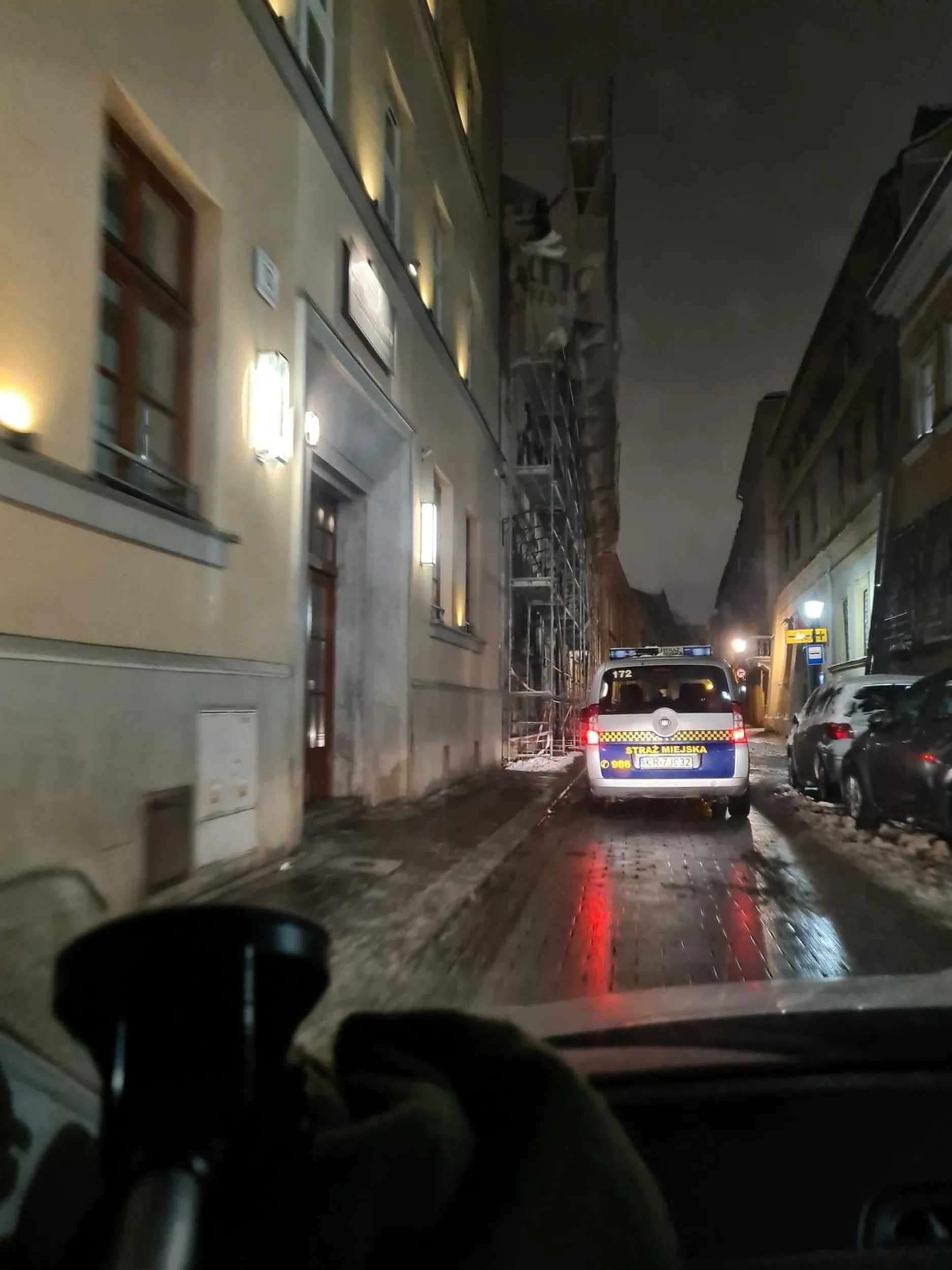 Kierowca wymusza pierwszeństwo. Paskudni miejscy. A potem sie wlekli 10km/h. Fuj