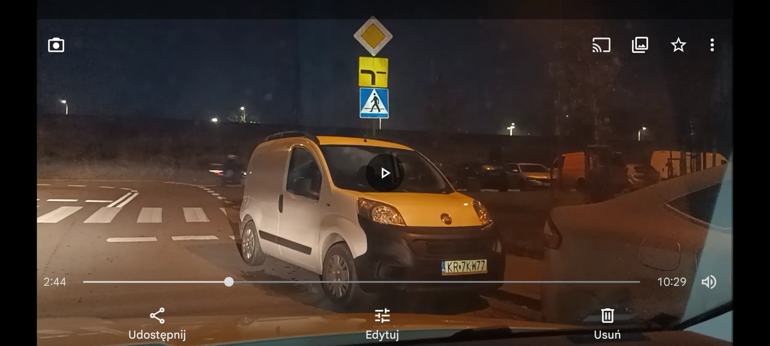 Parkowanie w odległości 0m od przejścia dla pieszych, a po zmroku szczególnie niebezpieczne i może ktoś tutaj zginąć przez tego kierowcę.