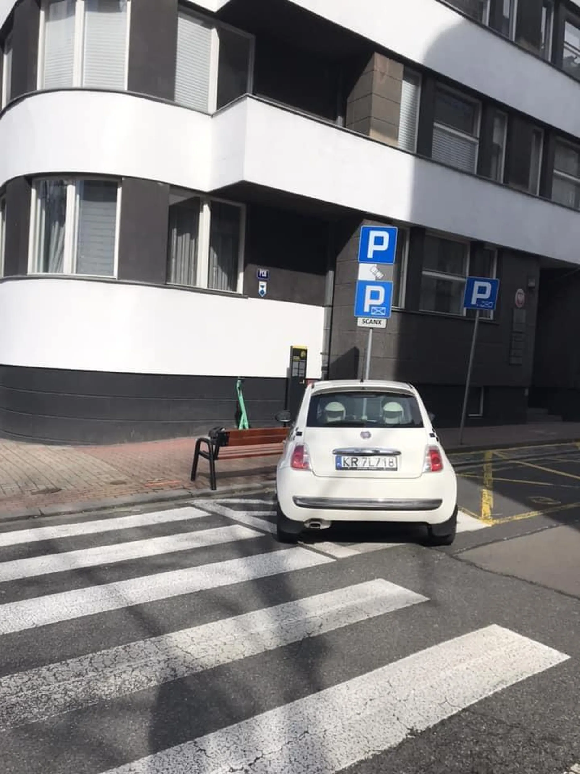 Trzeba mieć nasrane we łbie żeby tak zaparkować. Oczywiście zgłoszono do odpowiednich służb.