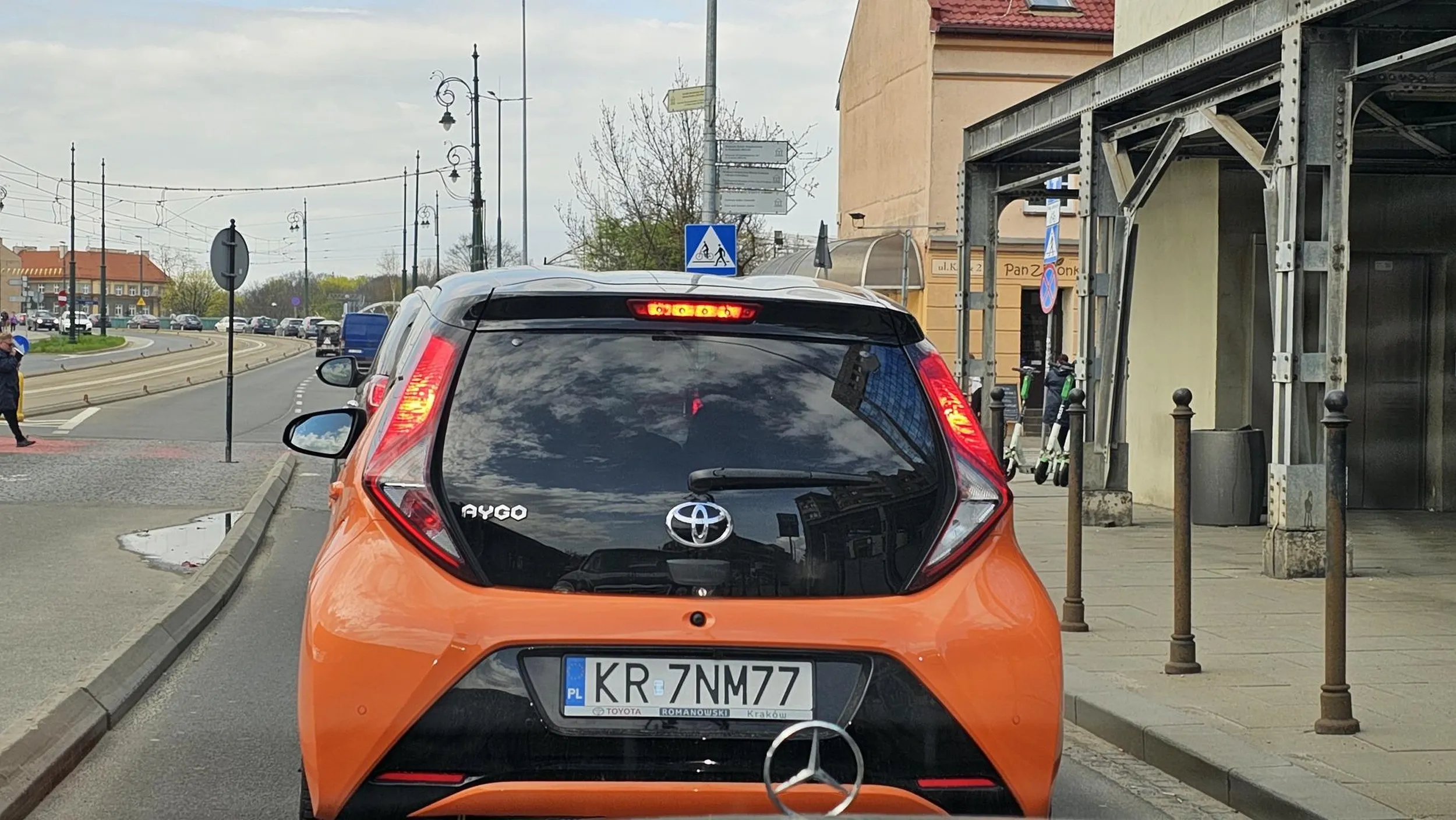 Szeryf w Toyocie Aygo, blokuje jazdę na suwak