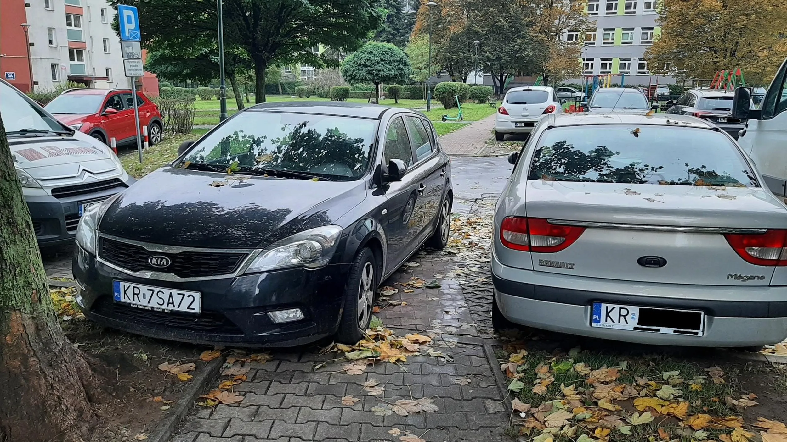 "Brak wolnych miejsc parkingowych? ŻADEN problem!!! Zaparkuje sobie na przejściu/chodniku!!!" Z wózkiem z dzieckiem już się nie przejdzie... (Pseudo TAXI - ERES)