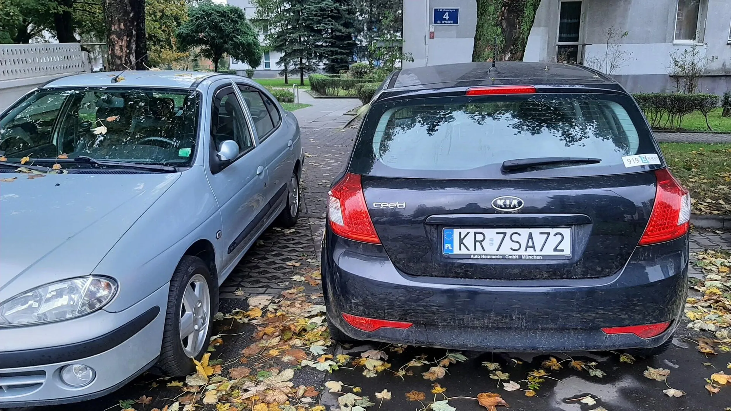 "Brak wolnych miejsc parkingowych? ŻADEN problem!!! Zaparkuje sobie na przejściu/chodniku!!!" Z wózkiem z dzieckiem już się nie przejdzie... (Pseudo TAXI - ERES)