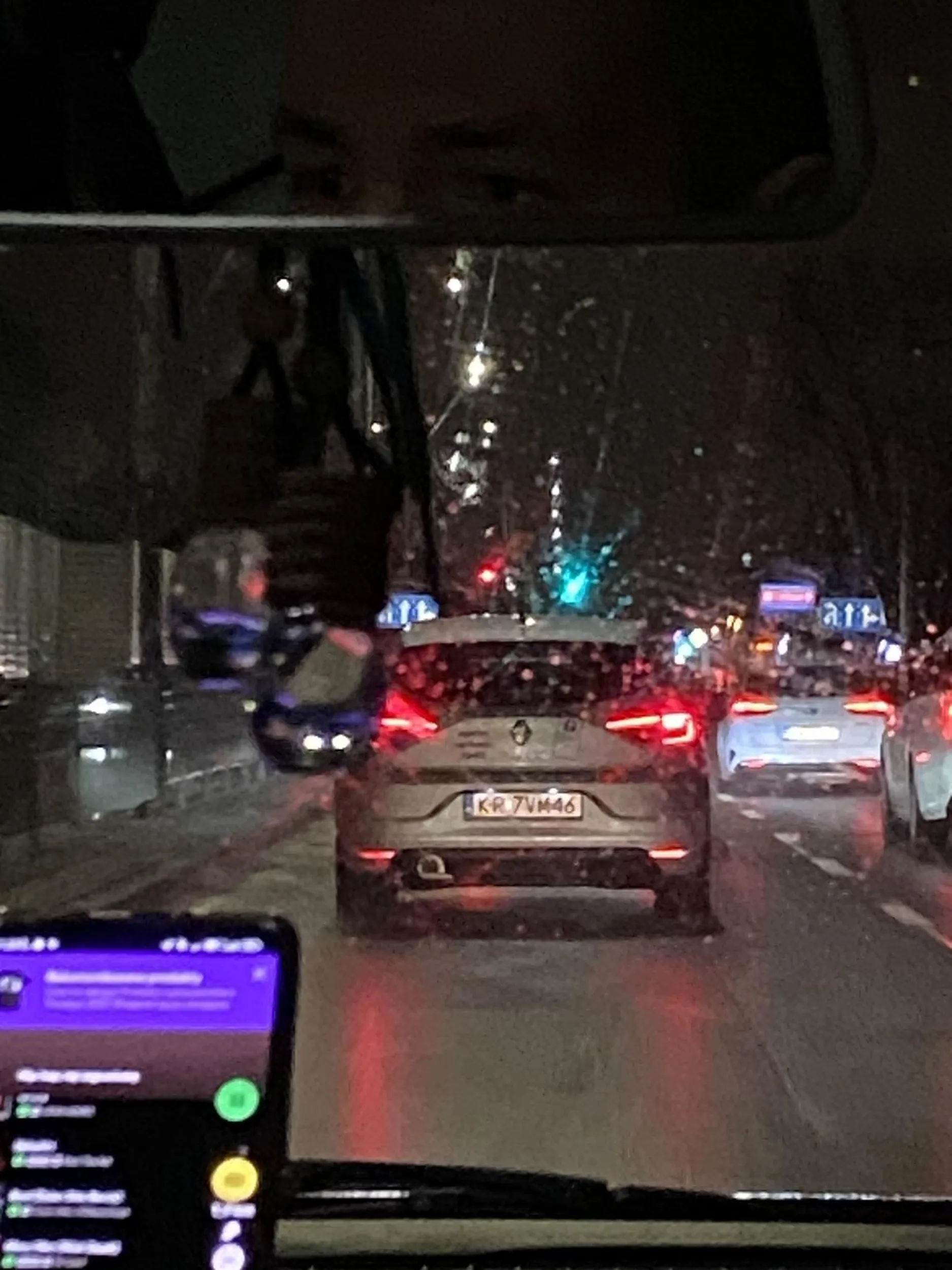 Nie znam imienia i nazwiska jadącego tym pojazdem cymbała, ale wiedz , że za siedzenie komuś na du*** podchodzi pod mandat. Szerokiej drogi . Obyś kiedyś nie wychamował może nauczysz się jeździć .