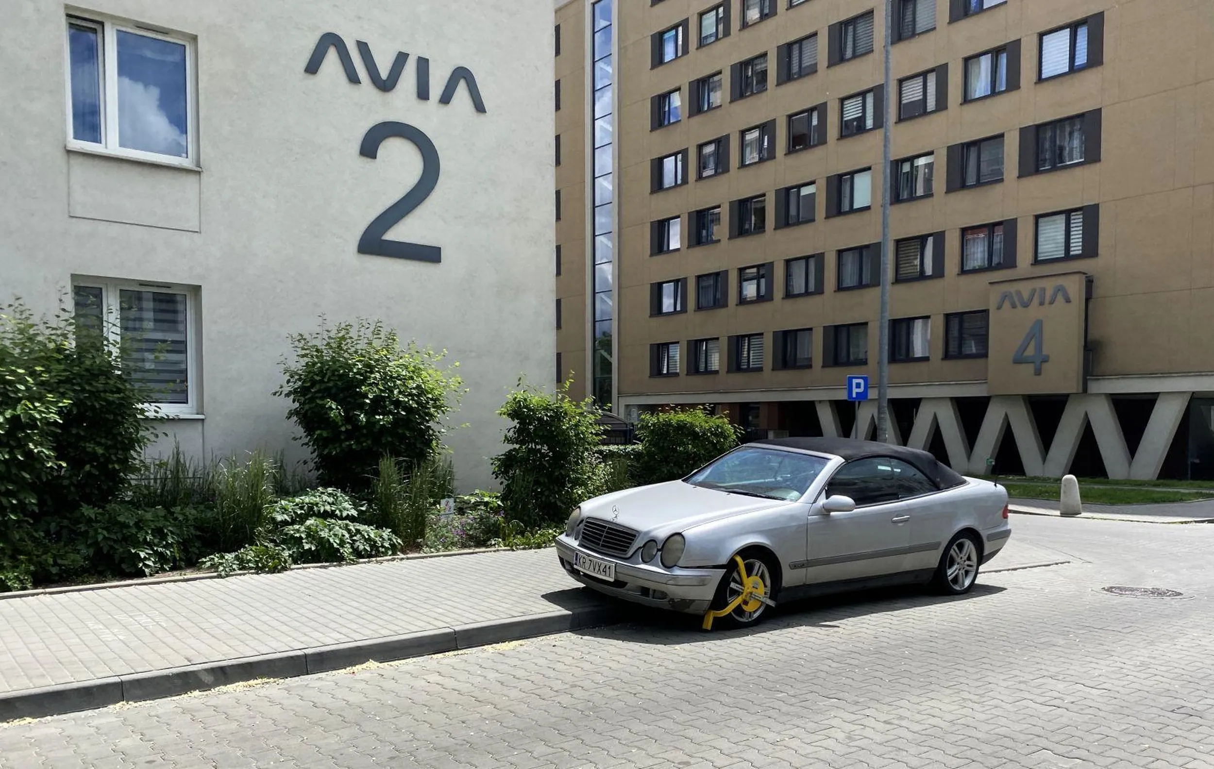 Dlaczego tego gruza jeszcze nie odholowali? Ileż można blokować drogę pożarową? Ten złom stoi z blokadą już kwartał!