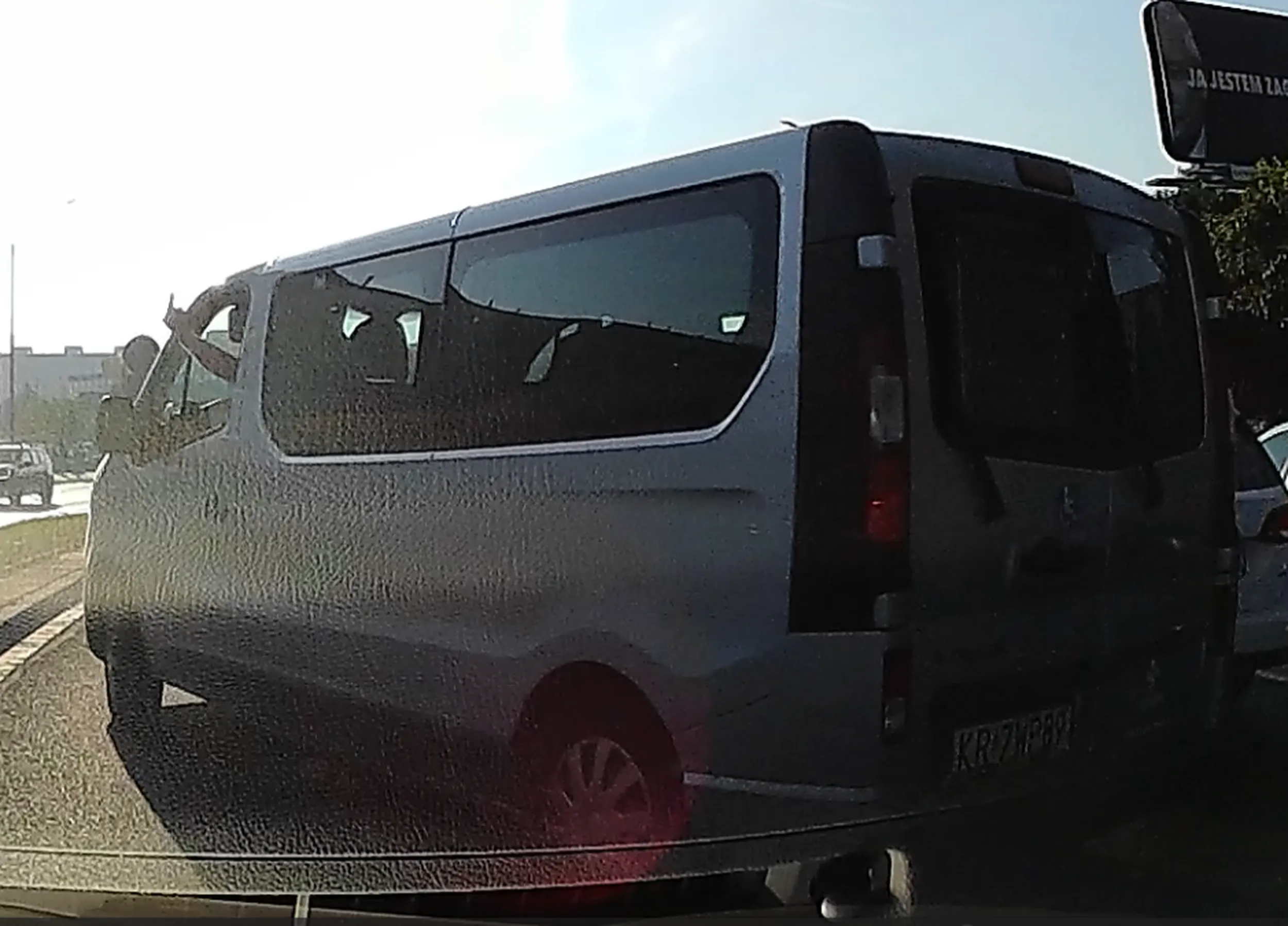 Ten rasowy burak przy zmianie dwóch pasów naraz wymusił pierszeństwo o mal nie doprowadzając do kolizji. Chwile po tym pozdrowił mnie środkowym palcem i serią bliżej nieokreślonych aczkolwiek agresywnych gestów, po czym przechadzał się na 4 pasmowym skrzyżowaniu robiąc pamiątkowe fotki.