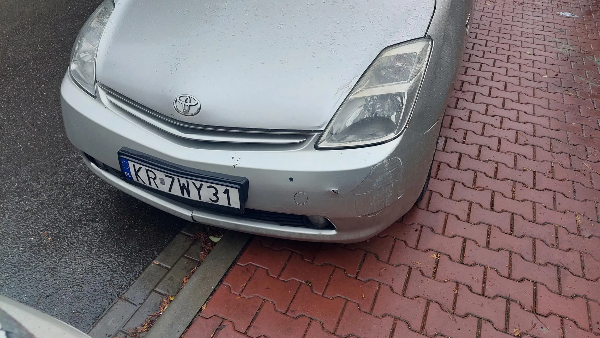 Bardzo ładnie parkuje na brami nie da się wjechać na posesje