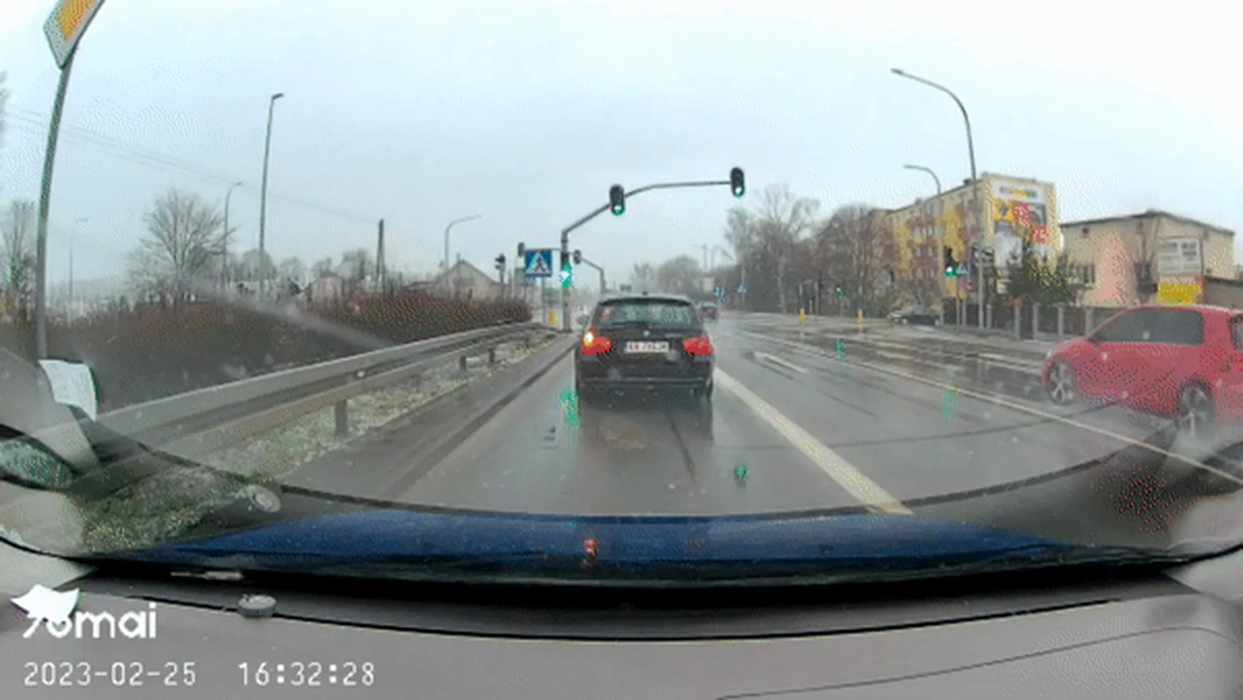 Na samym przodzie jedno BMW zawracanie na bezkolizyjnym lewoskręcie a potem drugi krakowiaczek. Marka przypadkowa