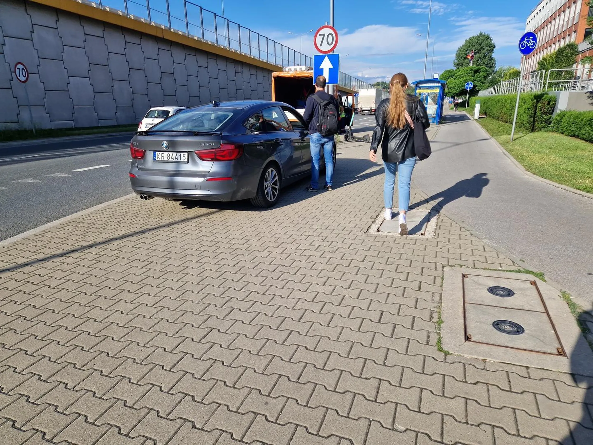 Parkują jak niedorozwoje. Uwzięli się na pieszych. Tarasują chodnik.