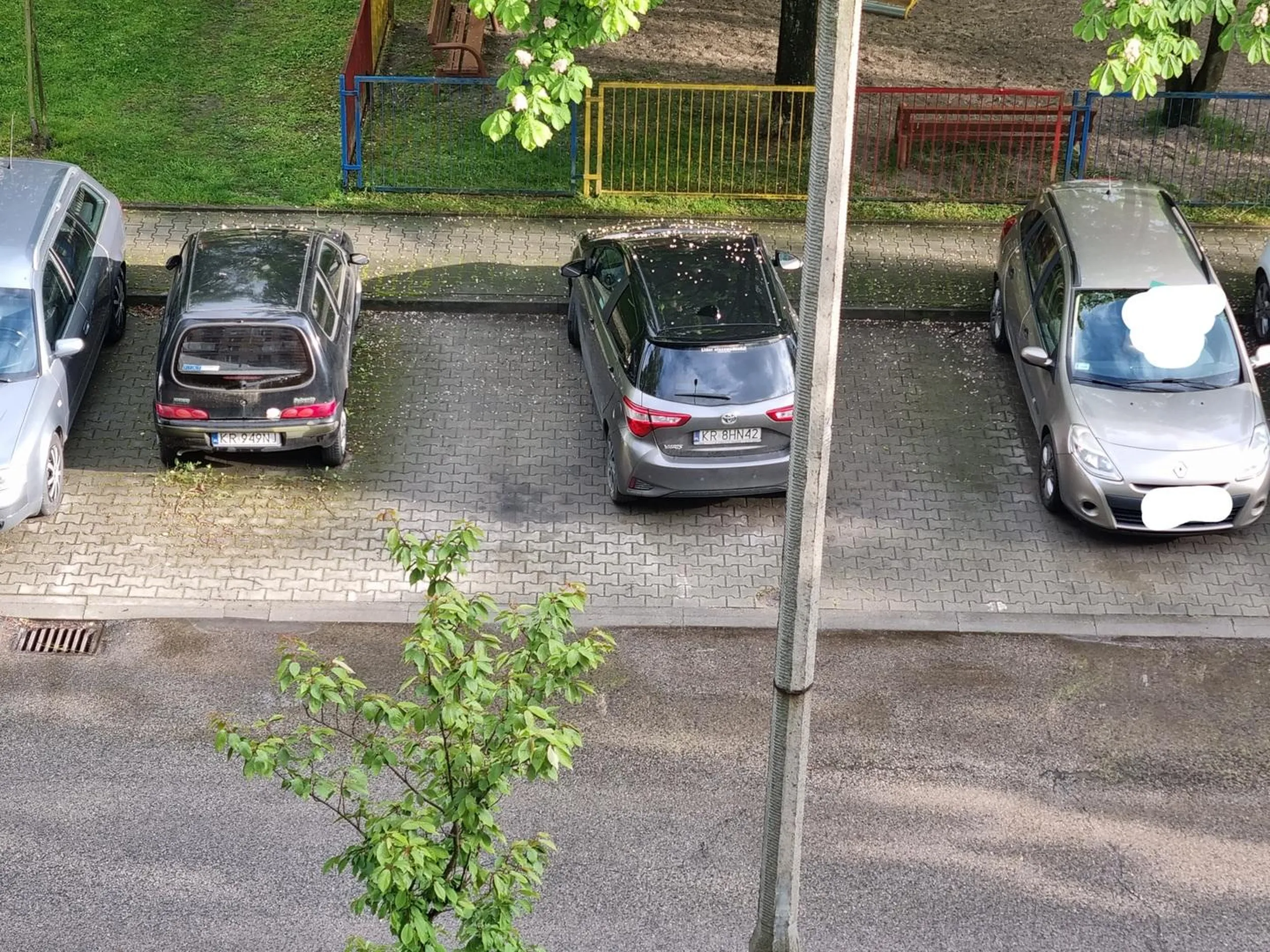 Seria, nie parkuj jak łoś. Seicento widoczne po lewej stoi od dwóch lat nie ruszane, Yarisem pokazał co potrafi.