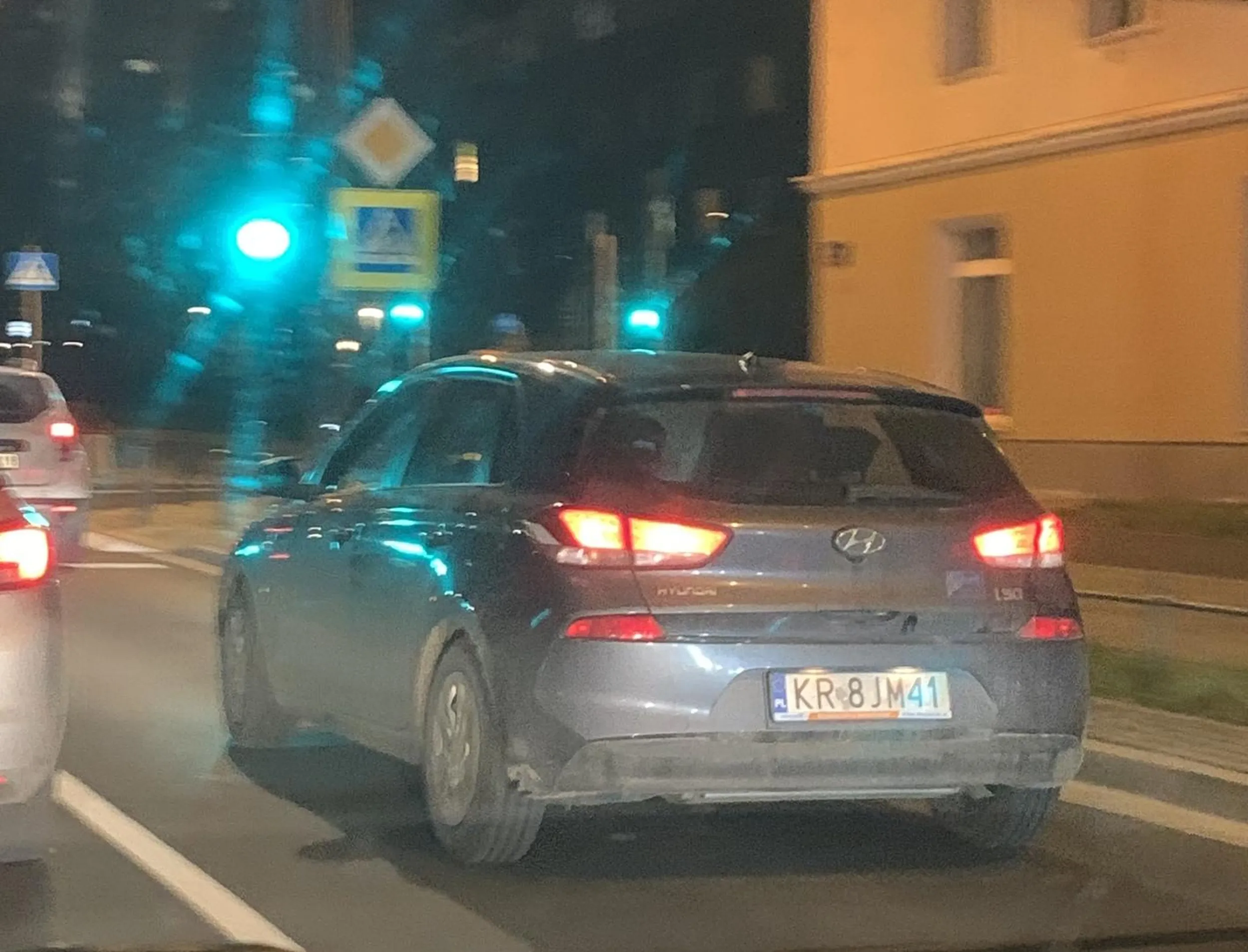 Kolejna osoba używająca przeciwmgielnych jako ozdoby w normalnych warunkach. Fajna pomarańczowa kontrolka na desce się pali, co ?