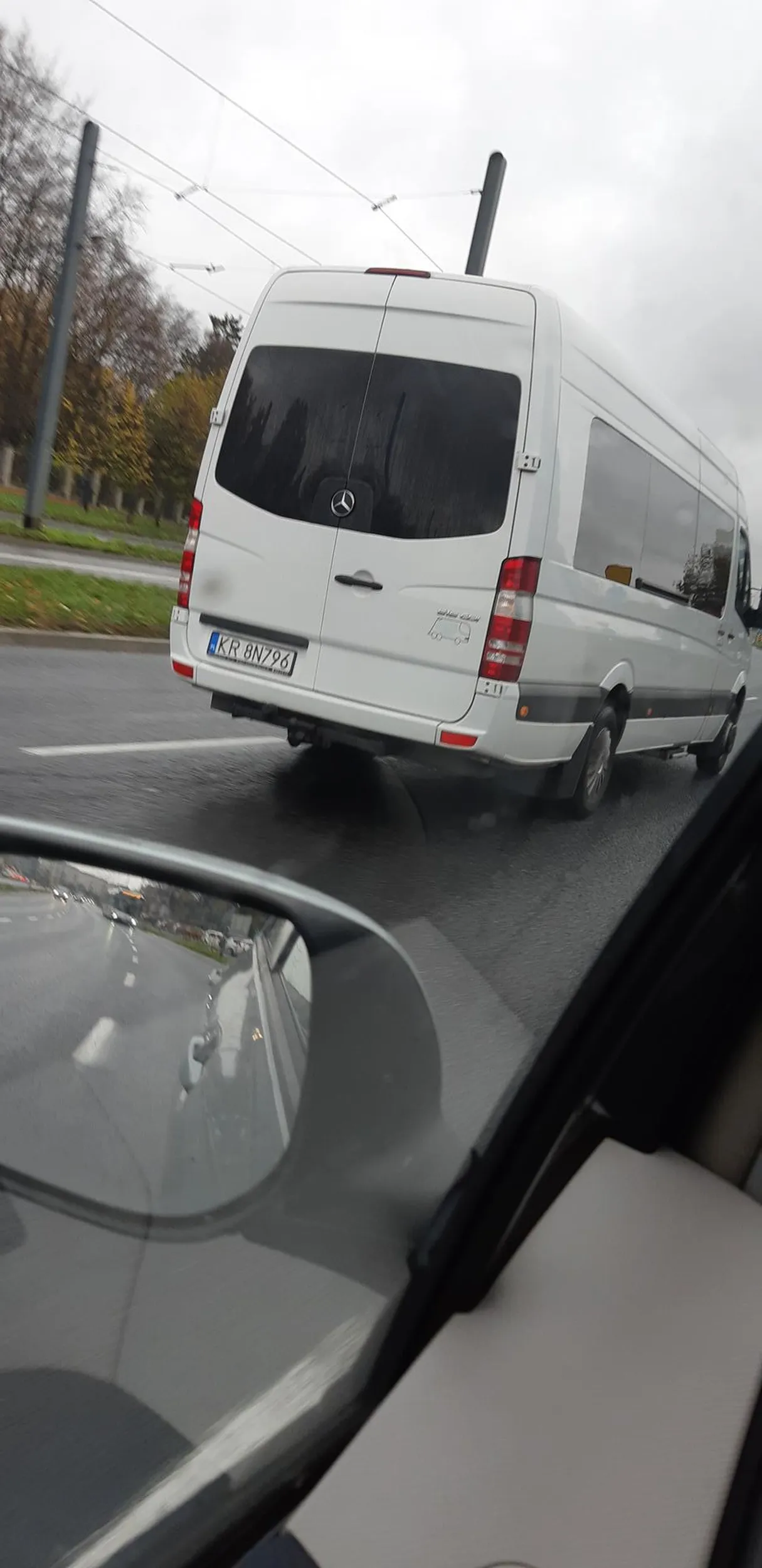 Jeździ jak wariat, ścina zakręty, zajeżdża drogę i zdziwiony, że inni reagują na takie zachowanie!