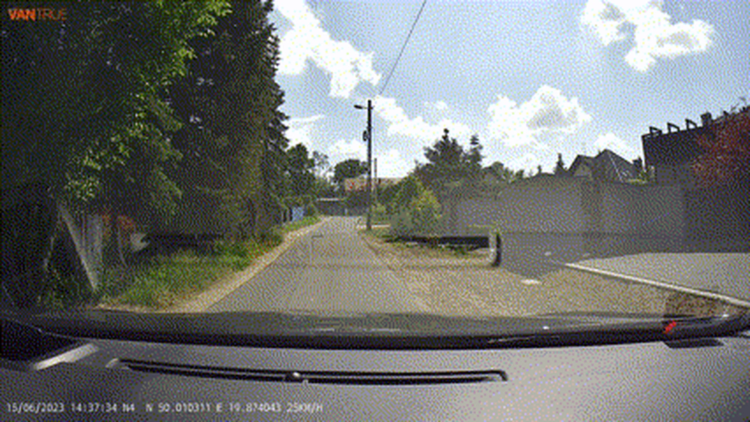 cisnąć niesprawnym lumpem po takiej drodze... ABS sobie napraw, załóż amortyzatory, zwolnij, a nie panikuj później https://streamable.com/l3frwq