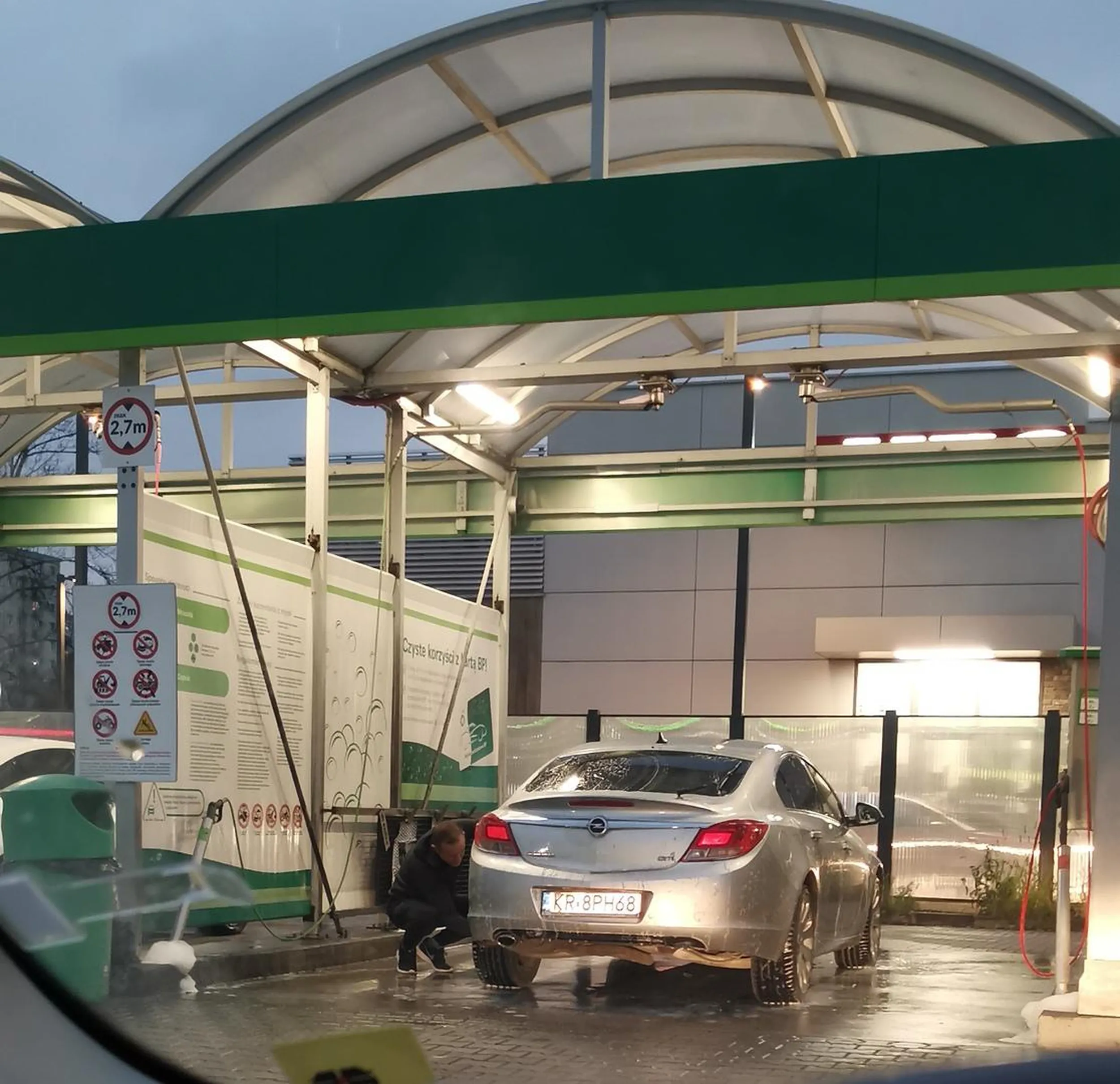 Skąd się takie dekle biorą... Myjnia bezdotykowa, zakaz mycia ręcznego a ten z gąbeczką jedzie całe auto. Niedoslyszacy deklu jeden zwracałem ci uwagę ale pewnie udawałeś że nie słyszysz, na tym polega myjnia bezdotykowa że myjesz szybko auto i spieprzasz bo inni też chcą umyć a nie patrzeć jak ktoś z gąbeczką sobie auto myje. Od tego są myjnie ręczne ale jak widać polska cebula się włączyła i lepiej za parę złotych umyć na bezdotykowej i zajmować miejsce niewiadomo ile niż zapłacić ludziom więcej za ręczne mycie...