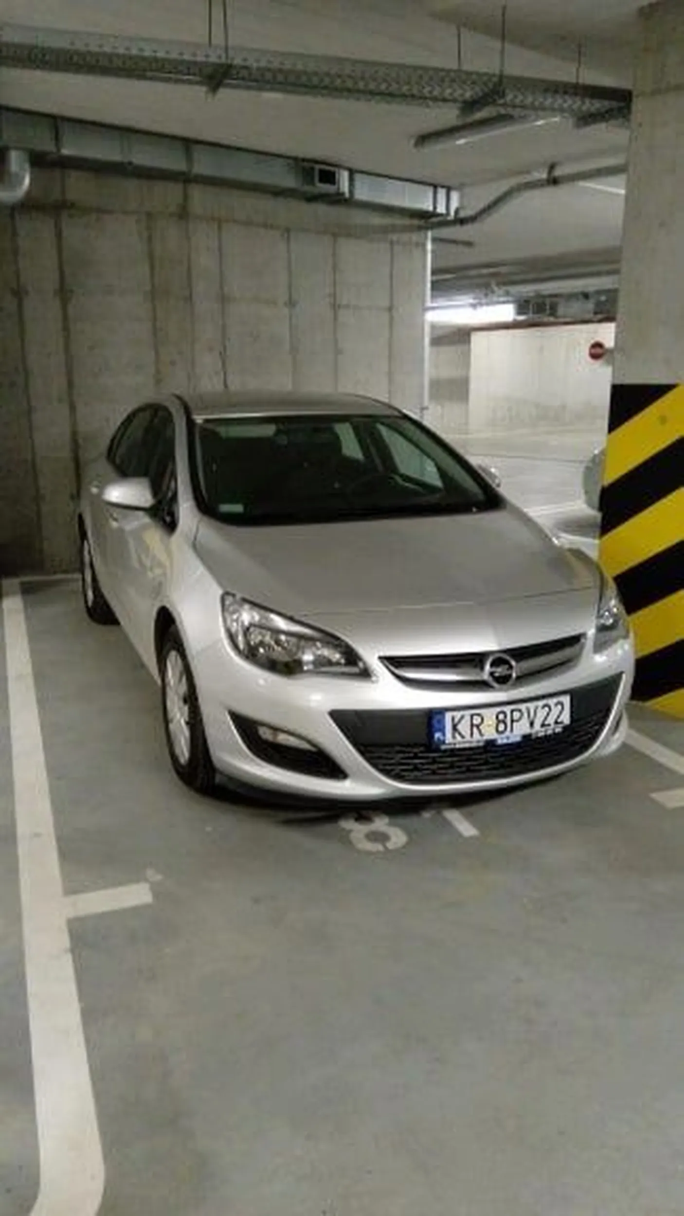 Przystojny kierowca i jeździ bardzo ładnym Opelkiem