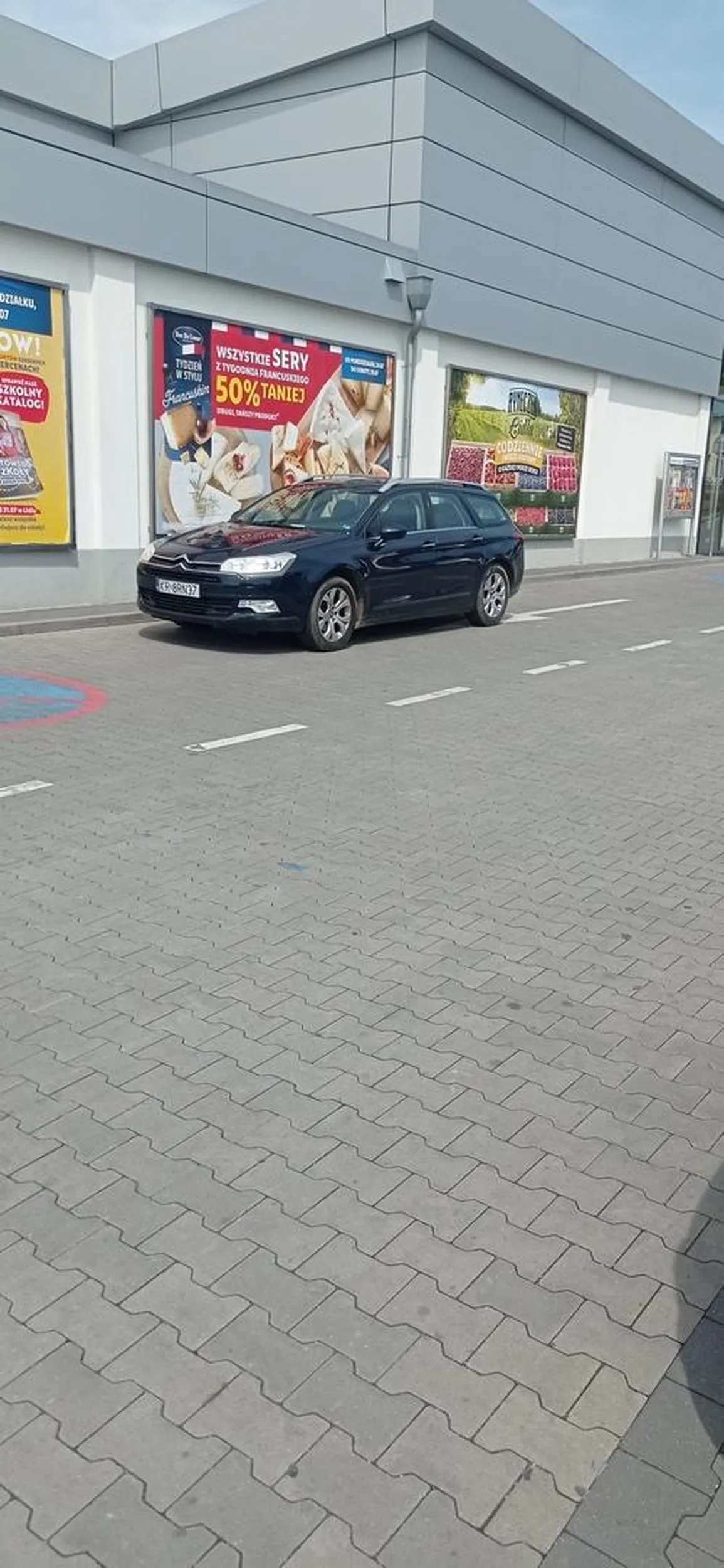 Prawie cały parking wolny, ale święta krowa (tak kobieta) zaparkowała na zakazie. Cóż znaki nie wszystkich obowiązują.