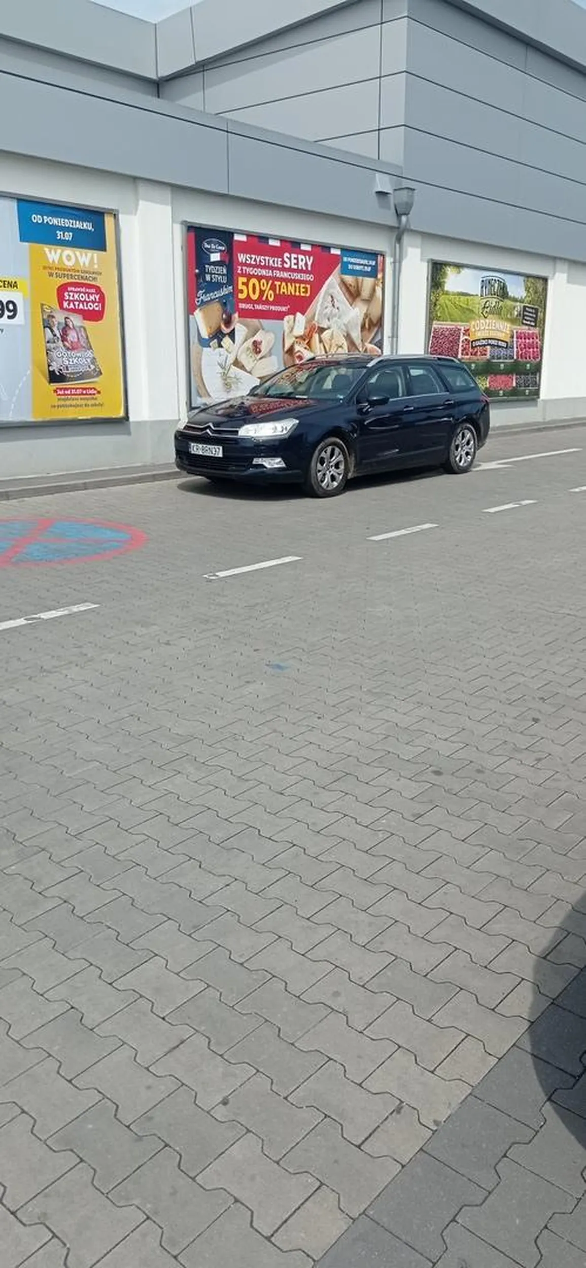 Prawie cały parking wolny, ale święta krowa (tak kobieta) zaparkowała na zakazie. Cóż znaki nie wszystkich obowiązują.