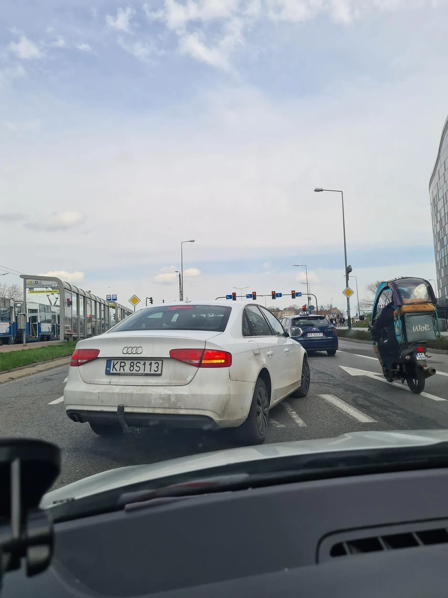 Kierowca wymusza pierwszeństwo i w niedozwolonym miejscu zmienia pas ruchu stwarzając zagrożenie na drodze