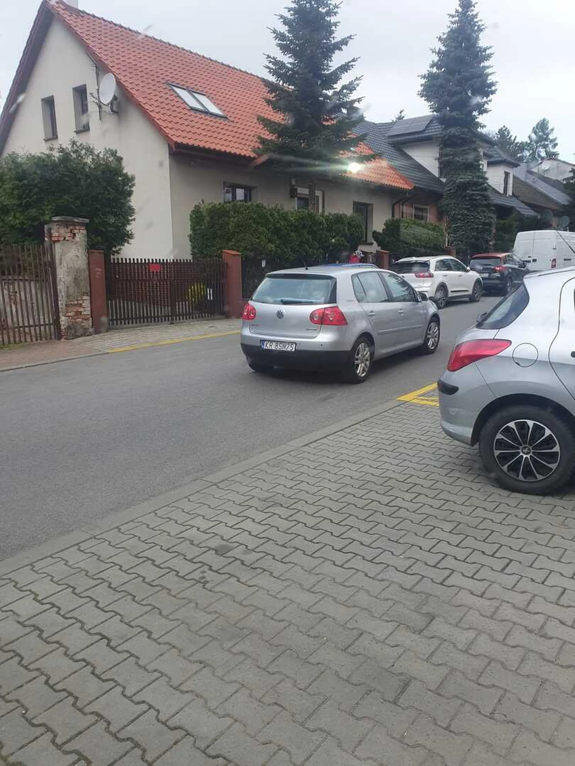 Wczoraj (28.04.2023) kierująca nim kobieta uszkodziła mi auto na parkingu i uciekła z miejsca zdarzenia