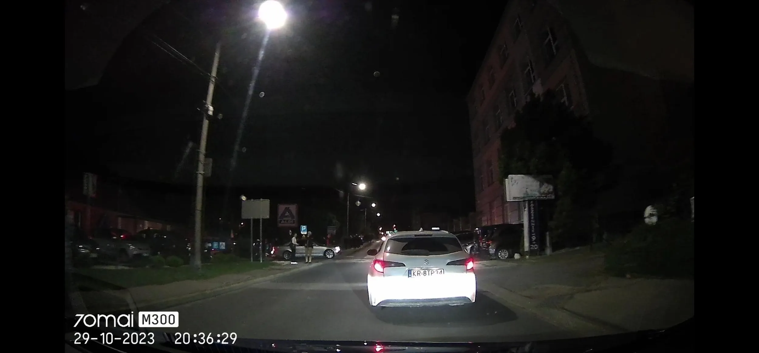 Najpierw wymuszenie a potem blokowanie ruchu jadąc 30km/h w zabudowanym. Oddaj prawko zanim komuś krzywdę zrobisz