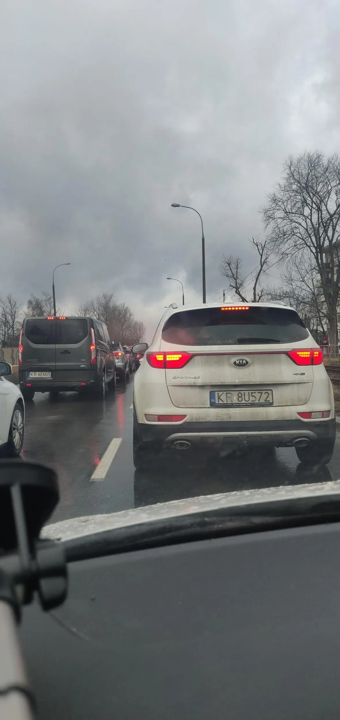 Kierowca wymusza pierwszeństwo i jeździ niebezpiecznie bez kierunkowskazów