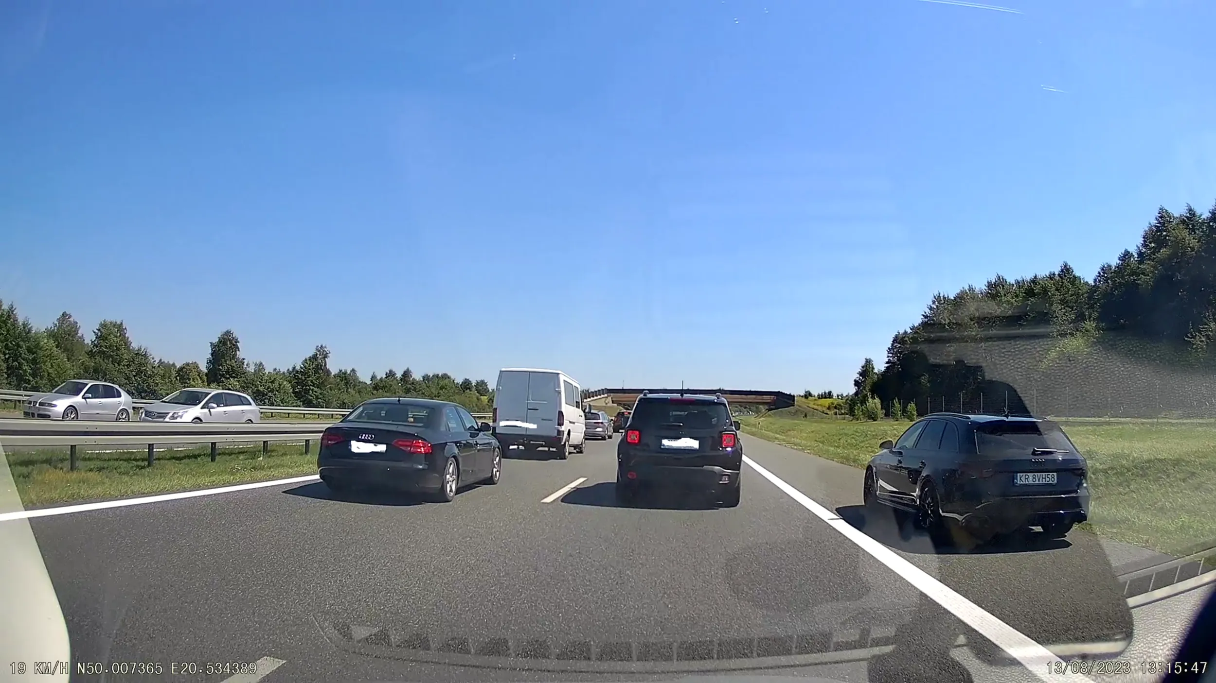 Po co ma jechać w korku, bo przecież prawy pas jest wolny