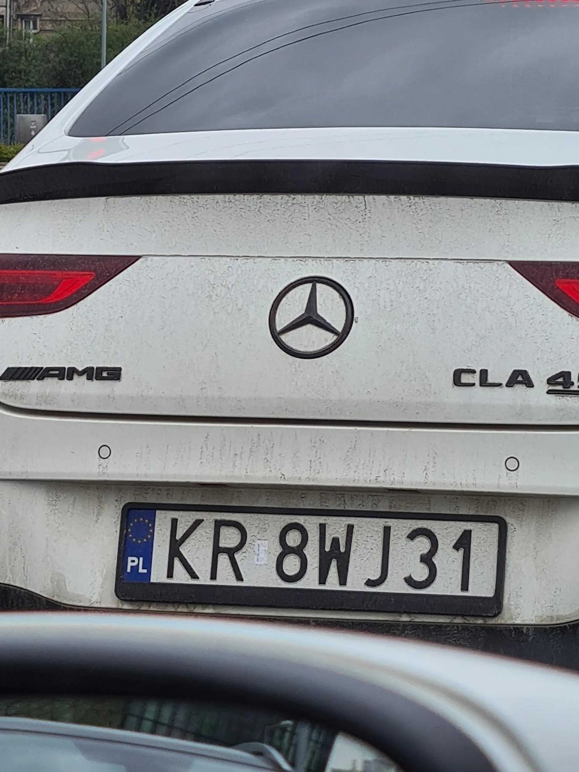 Kierowca jeździ buspasem bezprawnie oraz na czerwonym świetle