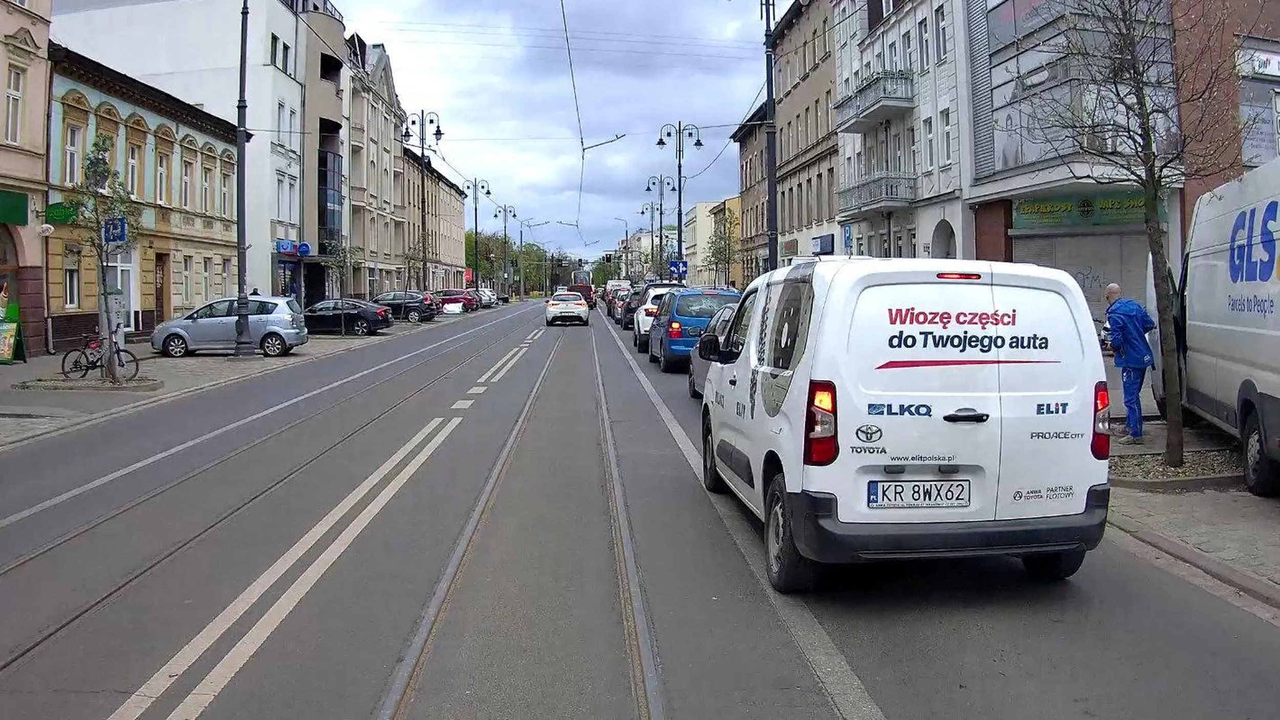 "Wiozę części do Twojego auta" i przy okazji jestem kretynem który nie potrafi zająć swojego pasa ruchu blokując przejazd pojazdowi szynowemu. Wszyscy jakoś potrafią normalnie stać na swoim pasie ale zawsze znajdzie się ta jedna ciota która musi wystawać, bo musi wszystko widzieć co się dzieje kilometr przed nim.