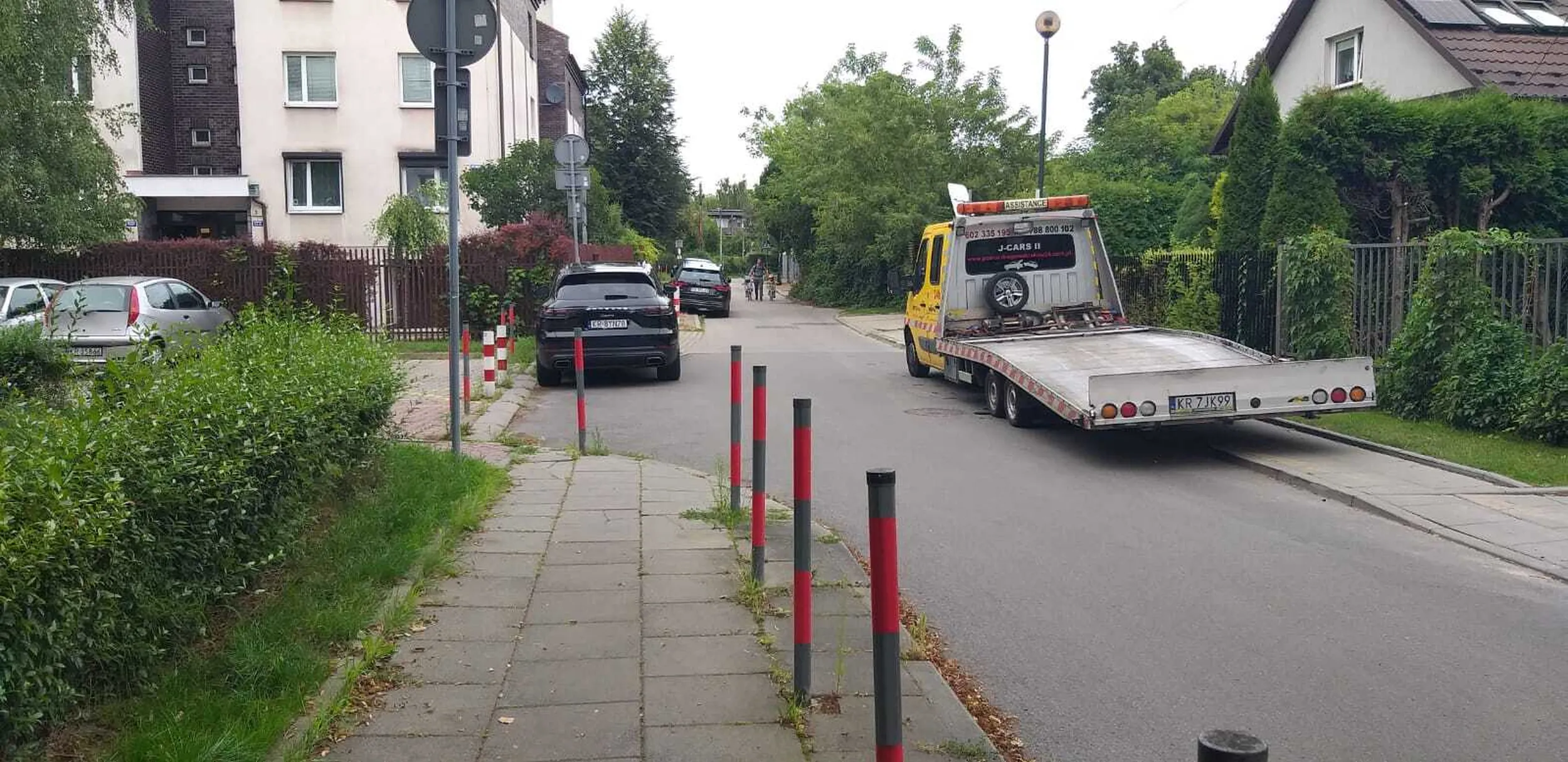 auto po lewej stronie stoi na zakazie zatrzymywania z możliwością odholowania znaki widoczne Turystyczna 17 Kraków 30.07.2023