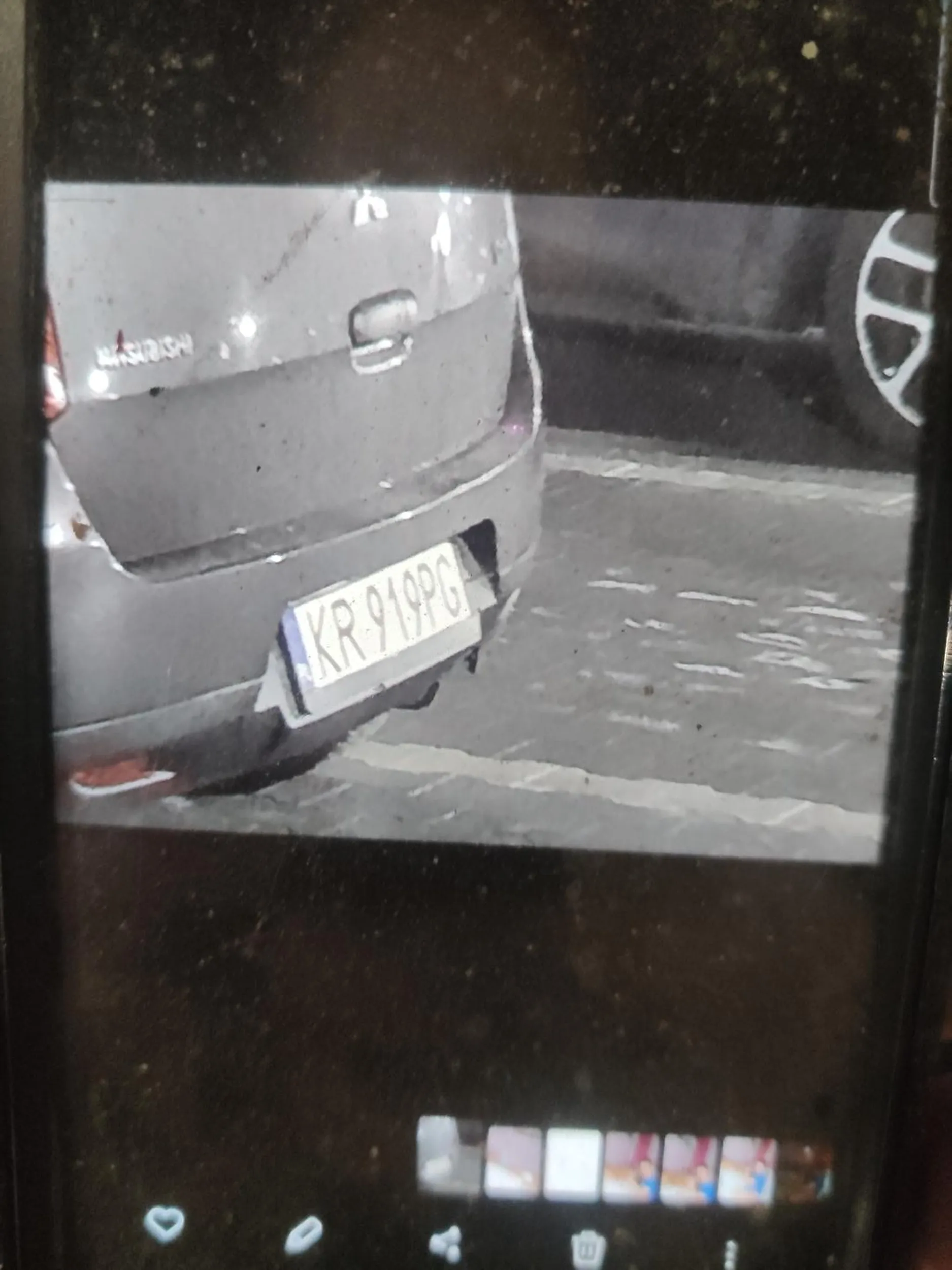 Pani stuknela mój samochód na parkingu i odjechała. Zdjęcie jej tablic dostałem od przechodnia