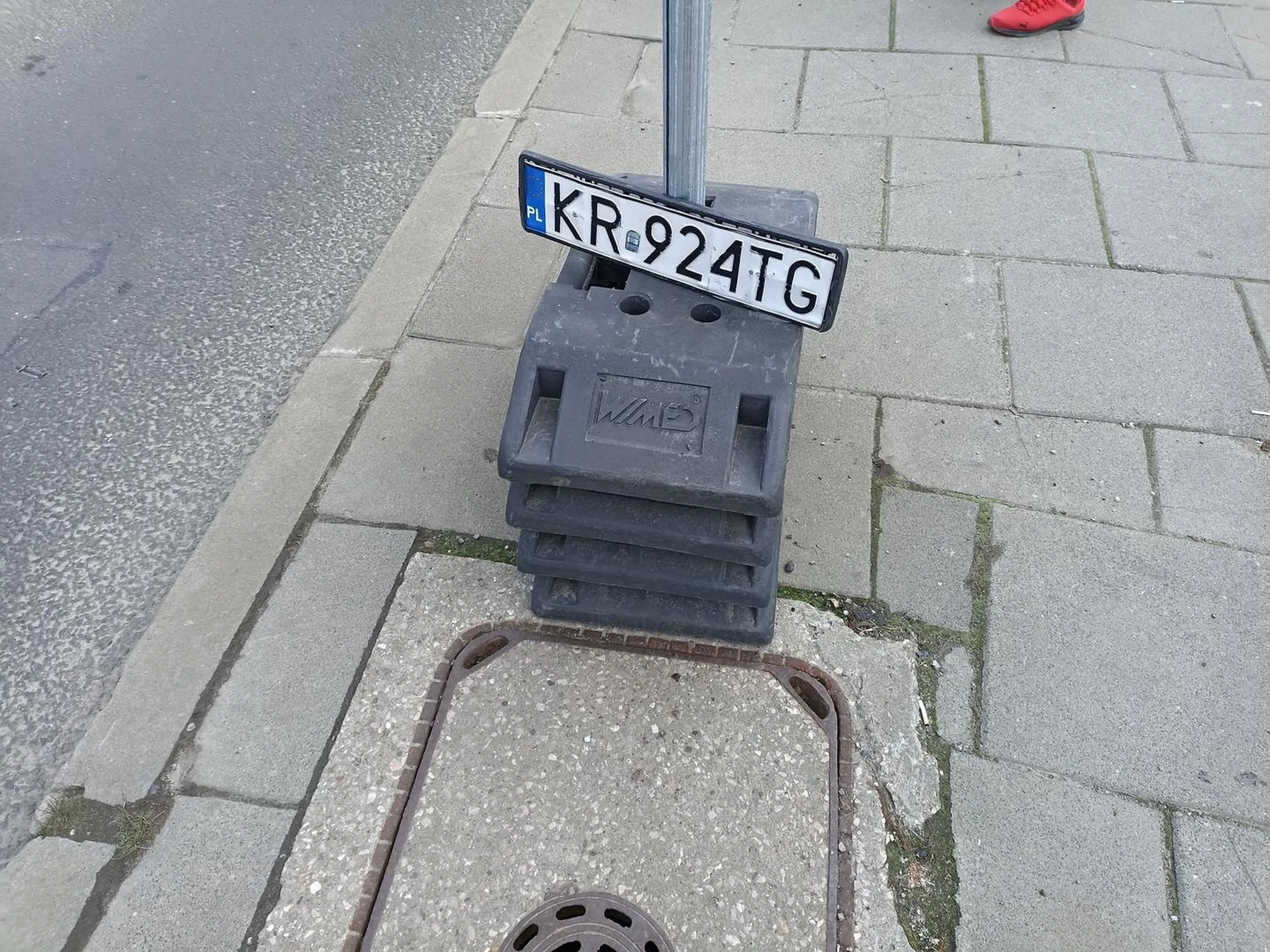 Typ zgubił tablicę na Bieżanowskiej.