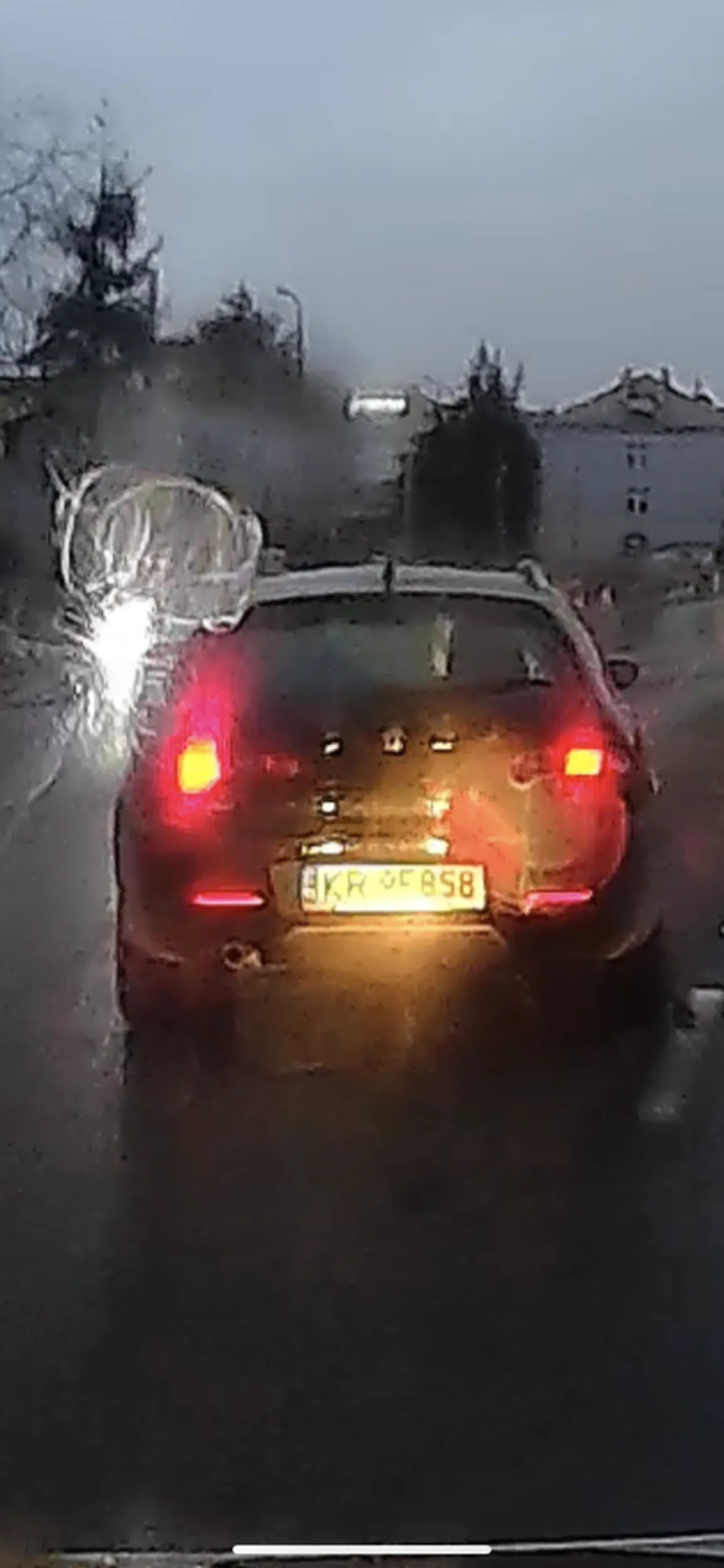 Gostek ma zły humor z samego rana, jedzie 40 na drodze gdzie dozwolone 70, przy wymijaniu nagle przyspiesza. Chwile później zajeżdża drogę specjalnie (jedzie po środku dwóch pasów na raz)