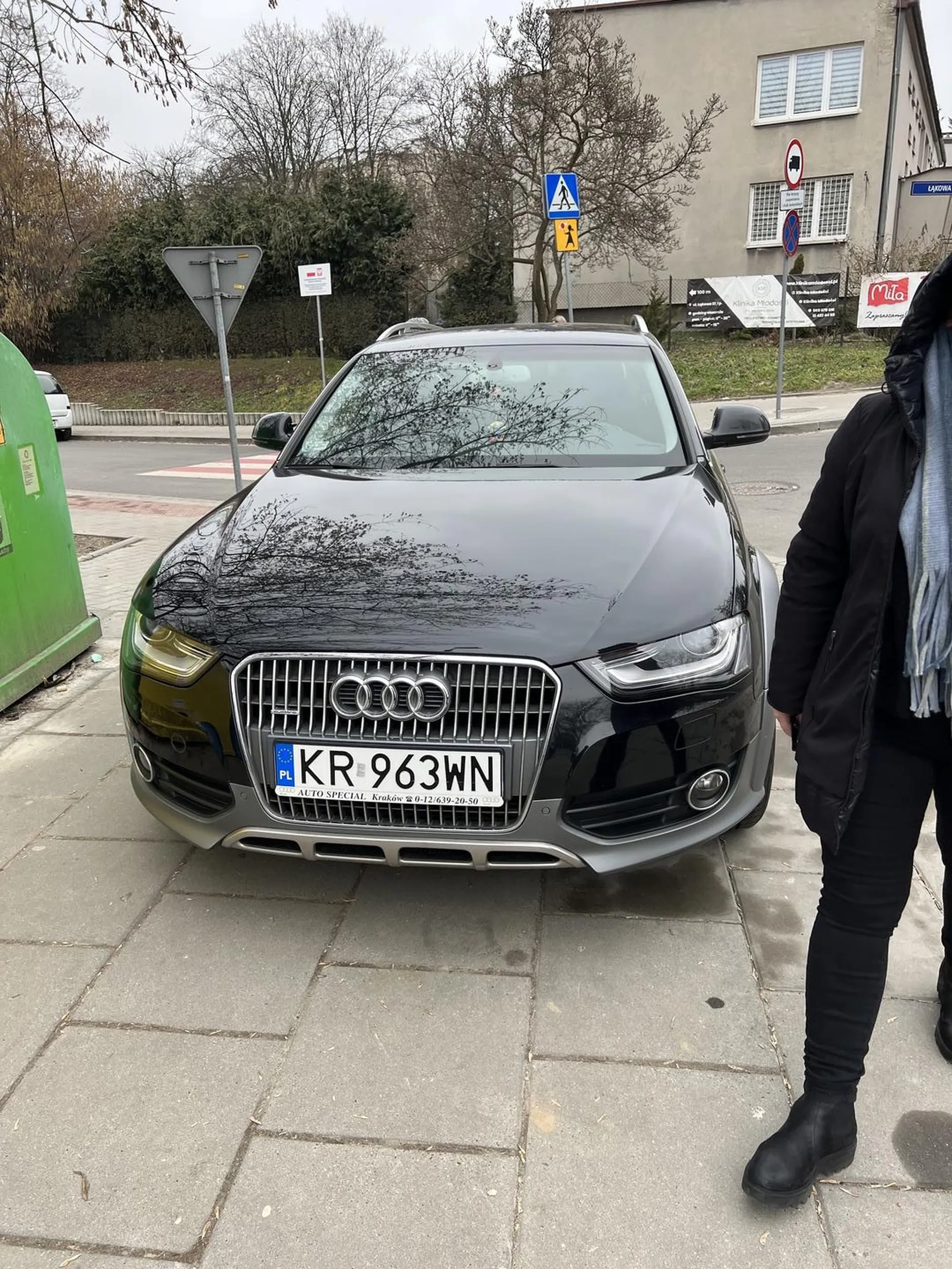 Parkuje na chodniku i drze jape przy zwracaniu uwagi