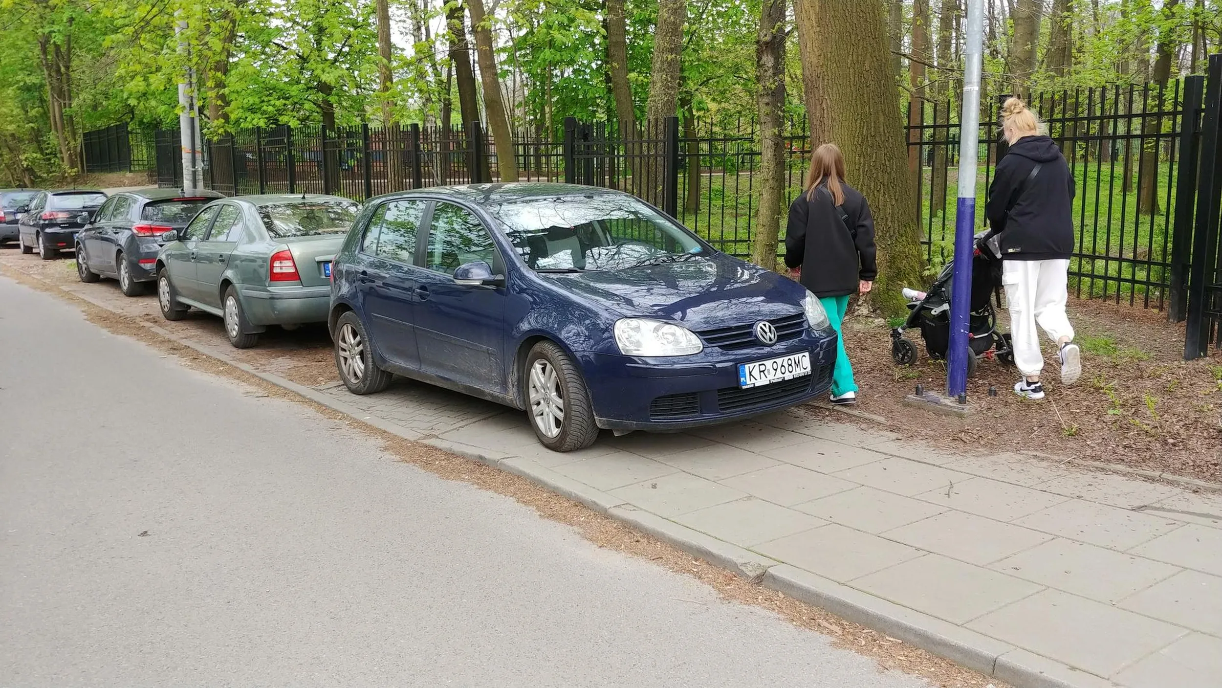 Parkowanie uniemożliwiające przejście chodnikiem i wejście do parku