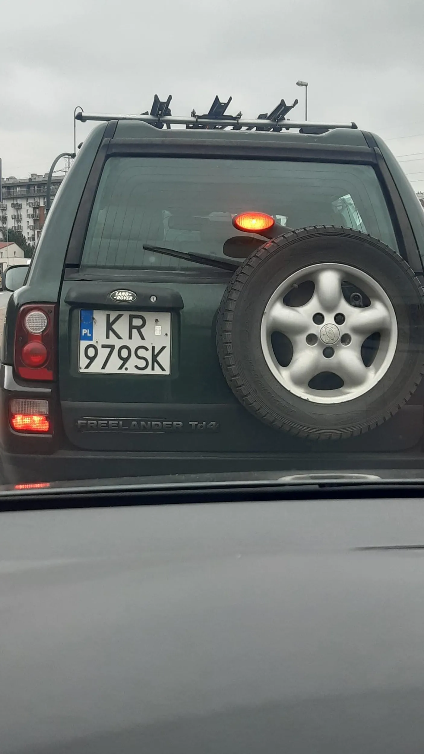 wymusza pierwszeństwo i wbija się na chama przed maskę na sąsiedni pas. Burak