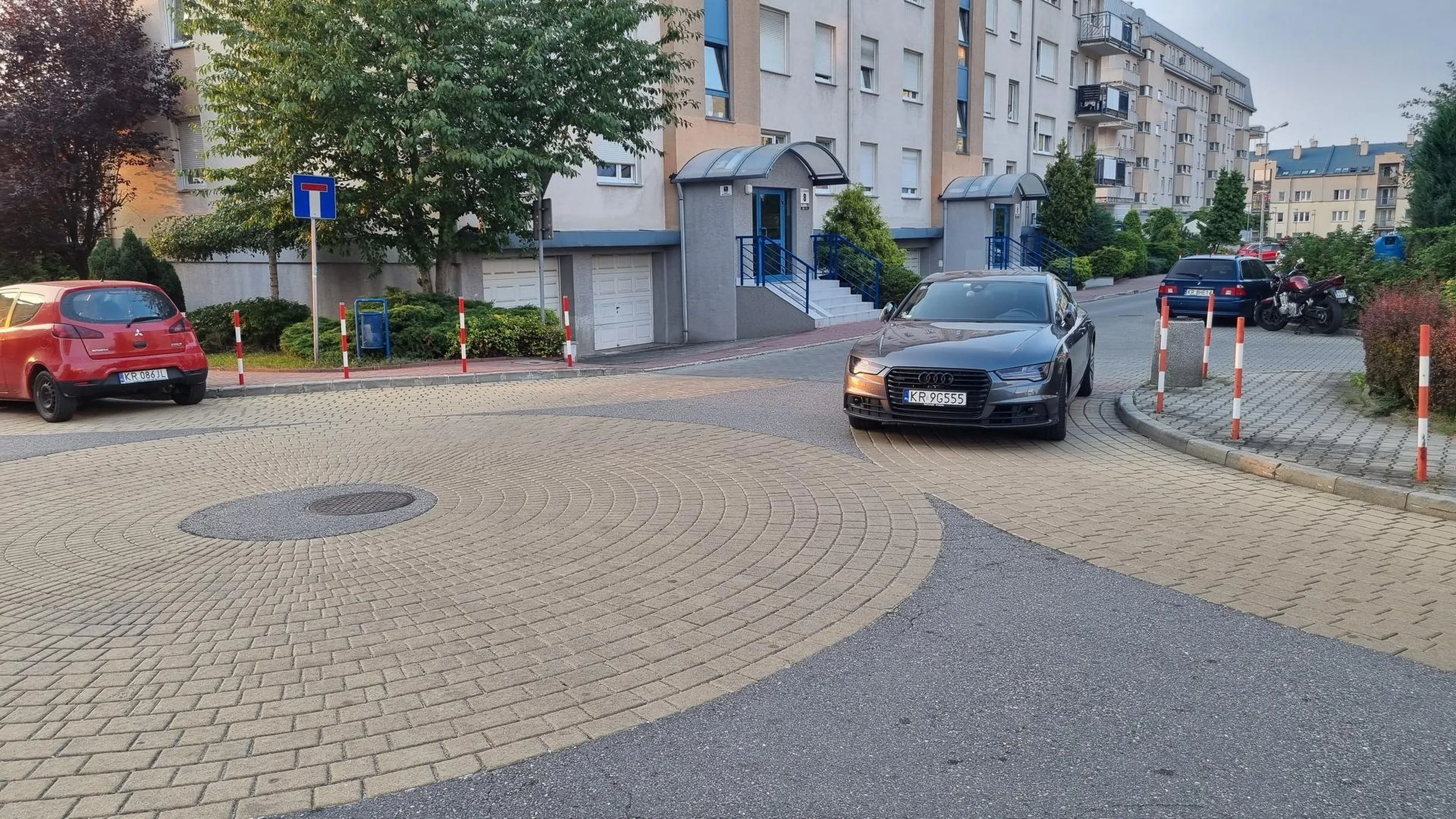 Parkowanie prima sort na osiedlu, szkoda, że nie troche dalej to by idealnie na srodku skrzyzowania stanął