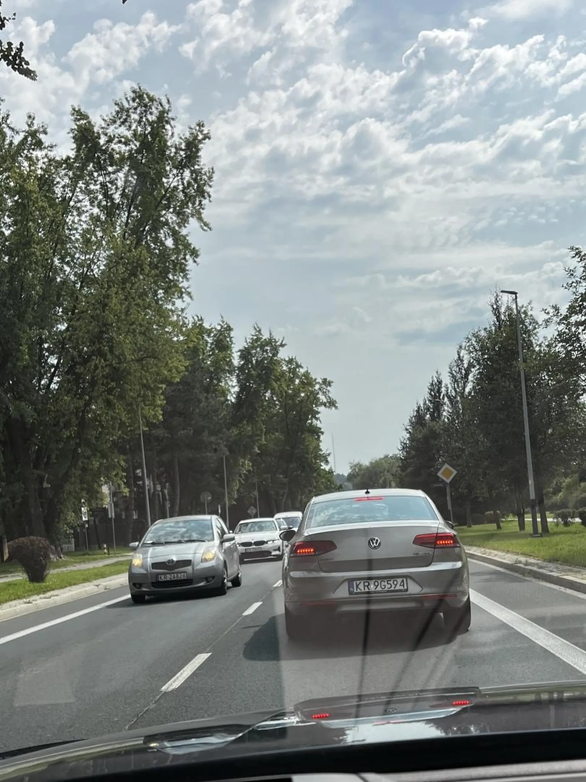 Typowy drogowy cwaniaczek, na siłę wyprzedza pasem do skrętu, po to aby wymusić pierwszeństwo i wcisnąć się na pas do jazdy prosto zmuszając do gwałtownego hamowania.