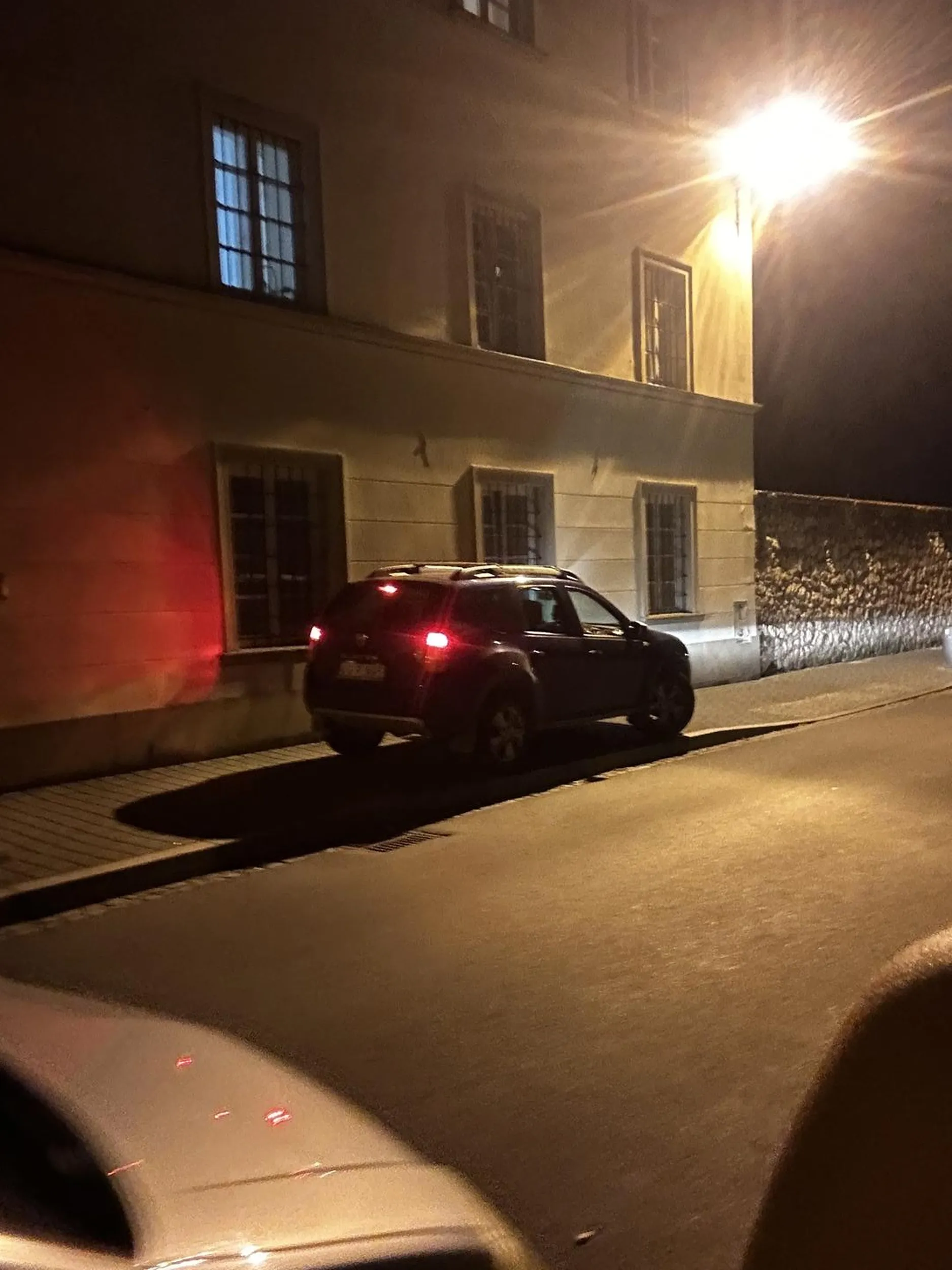 Piękne parkowanie na cały chodnik, Pan był chyba tak zauroczony towarzyszką, ze zapomniał o zostawieniu 1,5m na chodniku dla przechodniów, brawo.