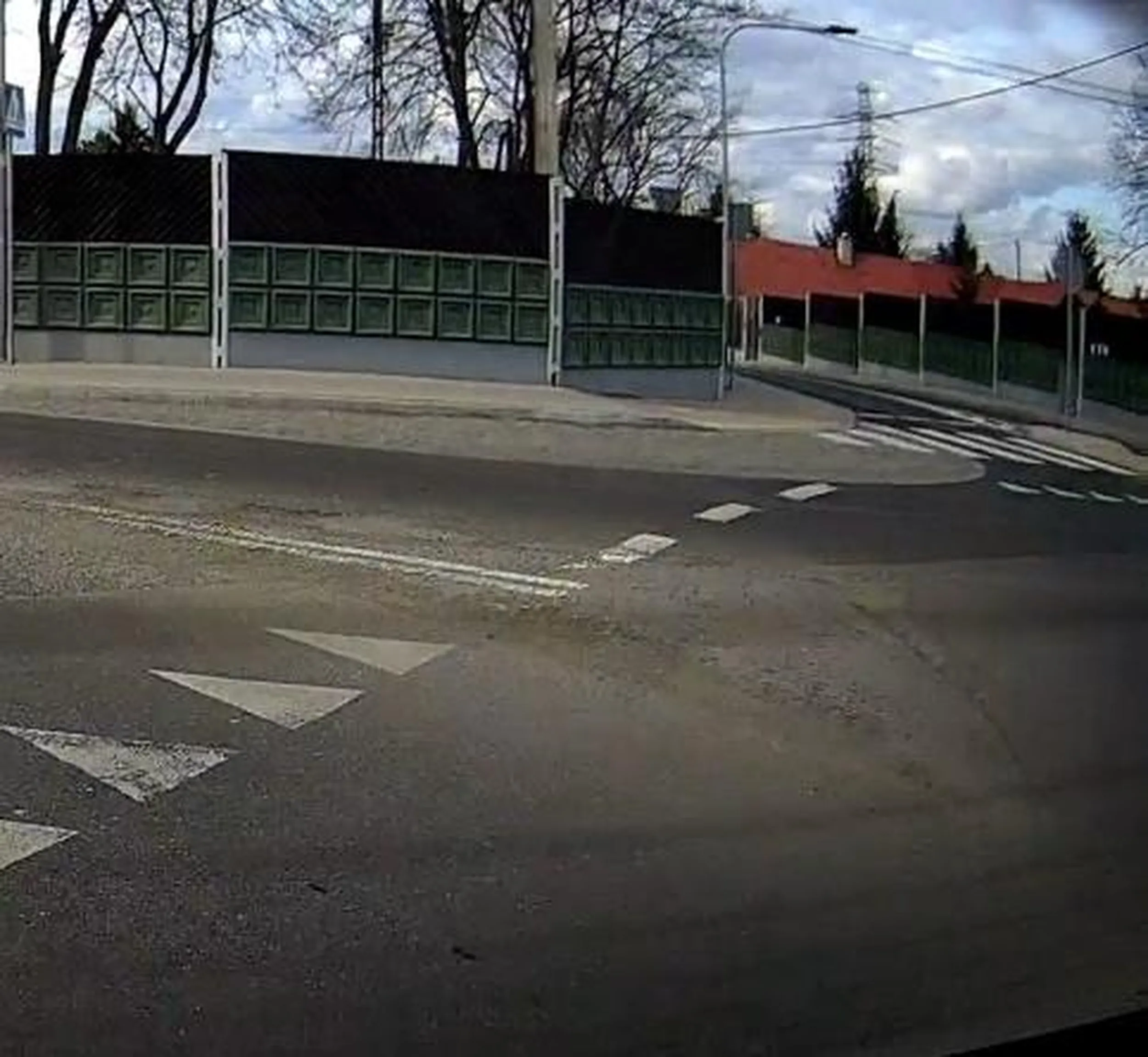 Wpada rozpedzony na rondo i mnie na nim wyprzedza, bo jechalem wolniej od niego. Nawet nie dal mi szansy na reakcje. Jak wjezdzalem na rondo to bylo pusto, pozniej nagle w lusterku zauwazylem idiote, ktory z rozpedem na nie wjechal i postanowil mnie na nim wyprzedzic. Potem oczywiscie klasyczne przyhamowanie po uslyszeniu sygnalu dzwiekowego... Jezdzij tak dalej to mam nadzieje ze sie gdzies rozwalisz, byle nikt inny nie ucierpial.