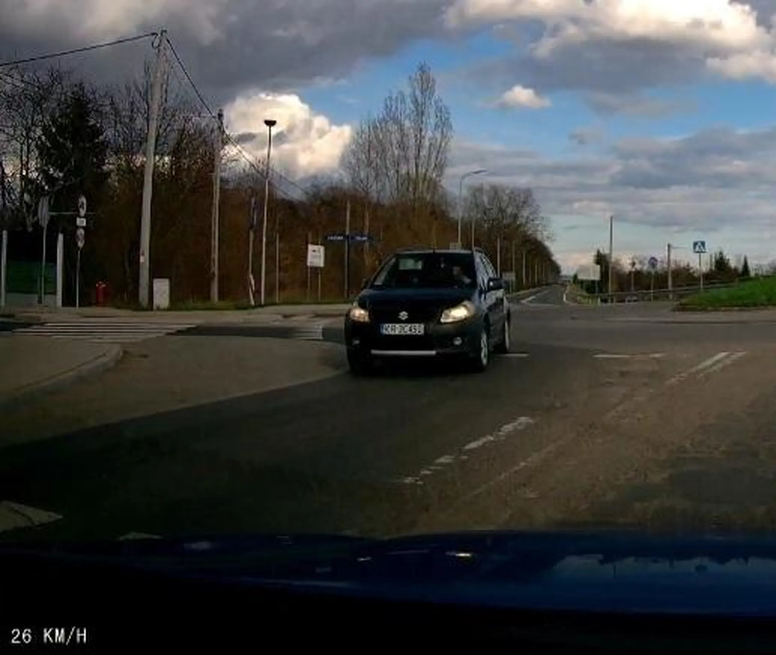 Wpada rozpedzony na rondo i mnie na nim wyprzedza, bo jechalem wolniej od niego. Nawet nie dal mi szansy na reakcje. Jak wjezdzalem na rondo to bylo pusto, pozniej nagle w lusterku zauwazylem idiote, ktory z rozpedem na nie wjechal i postanowil mnie na nim wyprzedzic. Potem oczywiscie klasyczne przyhamowanie po uslyszeniu sygnalu dzwiekowego... Jezdzij tak dalej to mam nadzieje ze sie gdzies rozwalisz, byle nikt inny nie ucierpial.