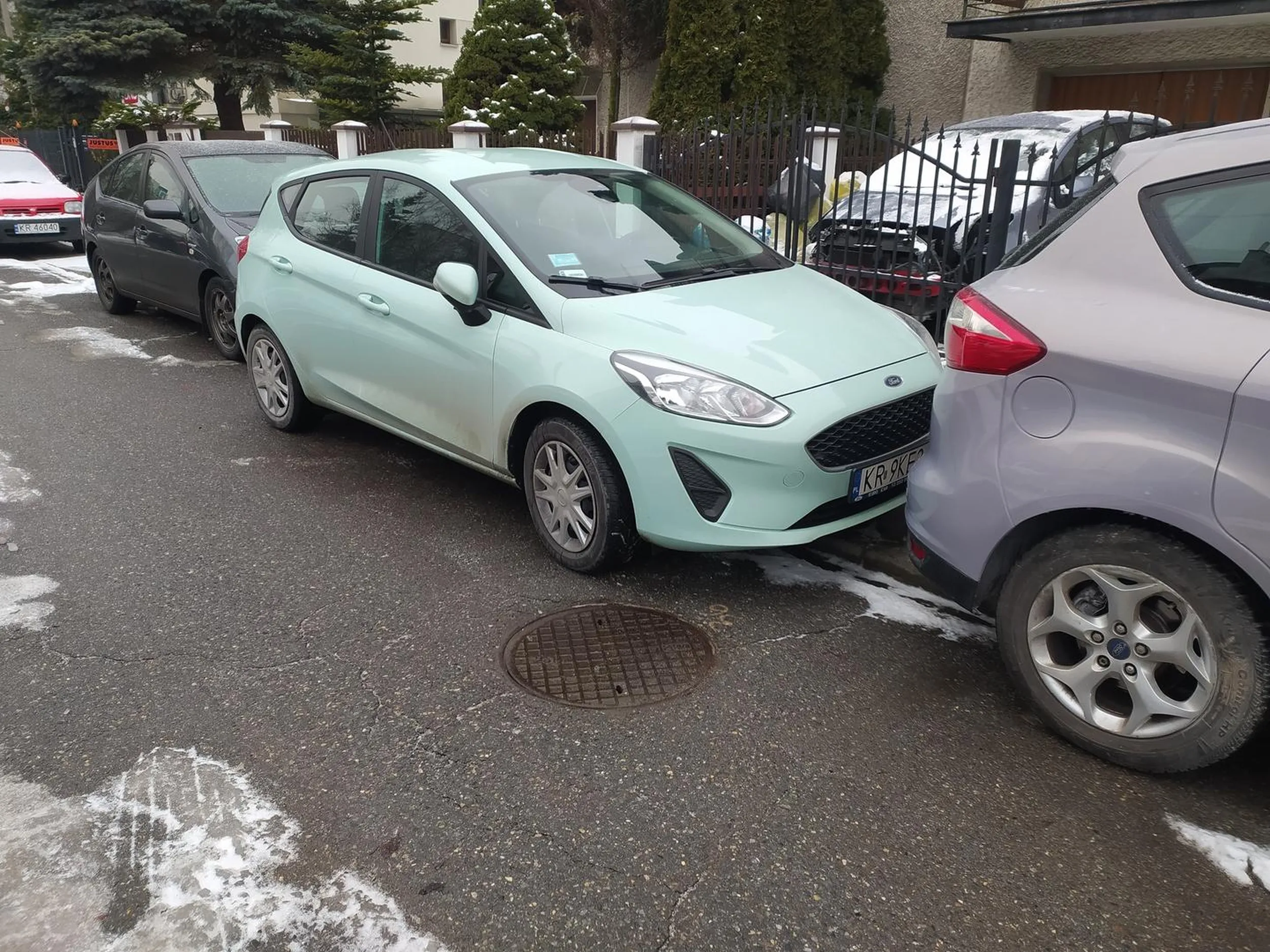Zastawił wjazd w serwisie motoryzacyjnym i poszedł opóźniając pracę nad samochodem o kilka godzin ponieważ był brak możliwości wyjechania autem z 2 podjazdu.